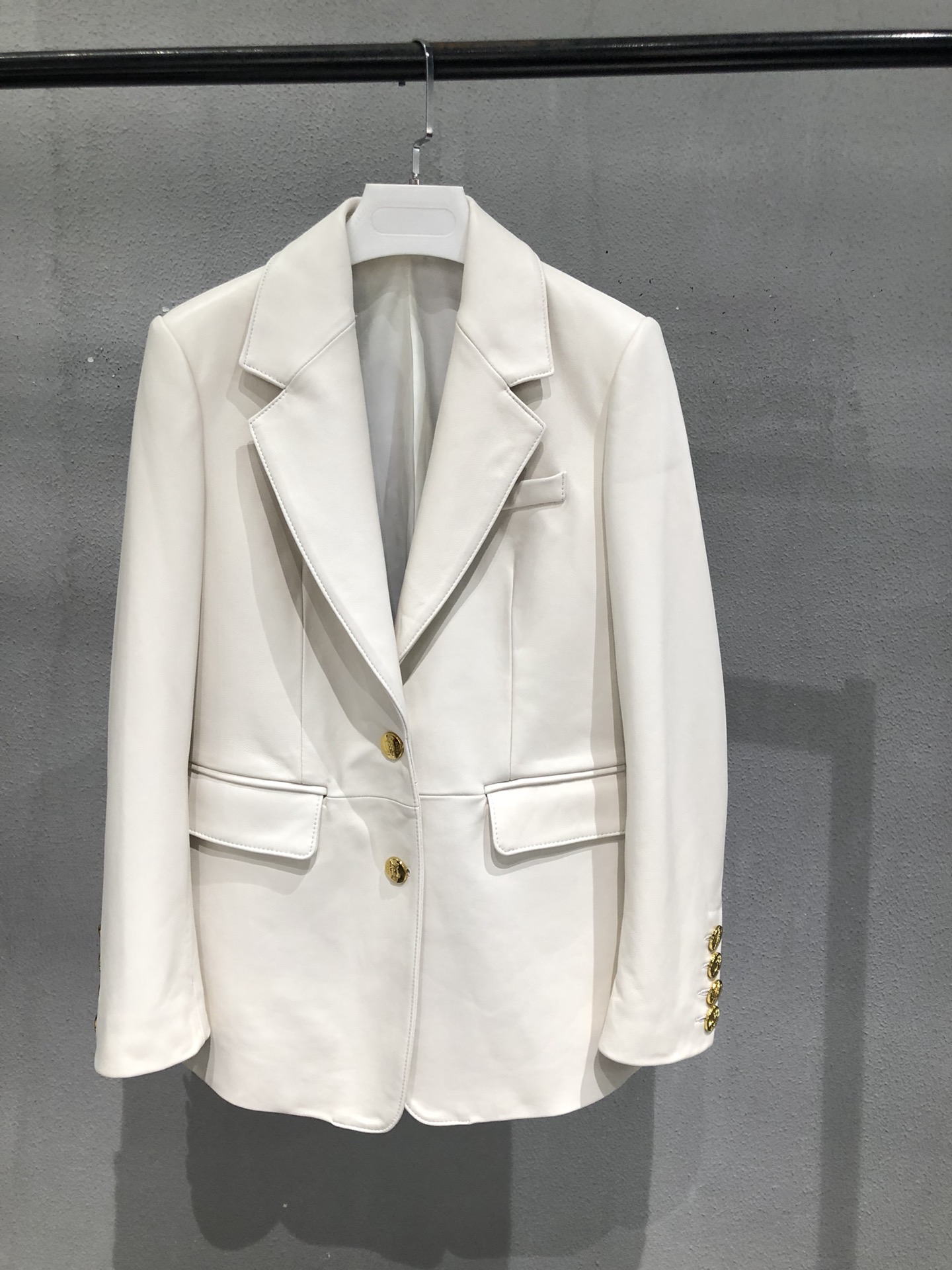 NO:742702,,Celine small sheepskin suit, slim fit, with gold buckle, black and white, S- Xxl, Celine-clothing,celine,celine,business suit,sheepskin,19860909,Celine羊皮小西装,修身版型,配金扣,黑白两色,S- Xxl,赛琳-服装,celine,celine,business suit,sheepskin,,Women's clothing