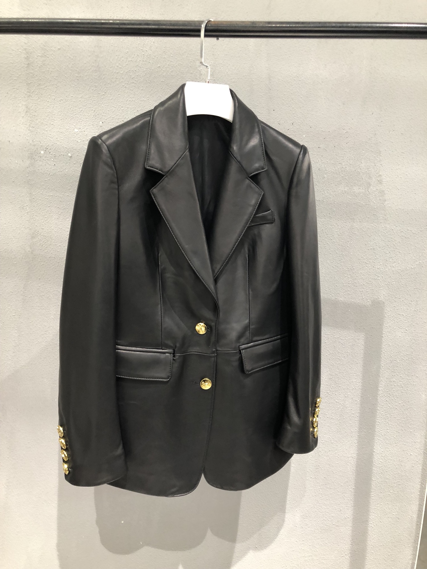 NO:742707,, Celine small sheepskin suit, slim fit, black and white, with gold buttons, super high-end. S- Xxl, Celine-clothing, celine, celine, business suit, sheepskin,19860909,Celine羊皮小西装,修身版型,黑白两色,配金色扣子超级高档.S- Xxl,赛琳-服装,celine,celine,business suit,sheepskin,,Women's clothing
