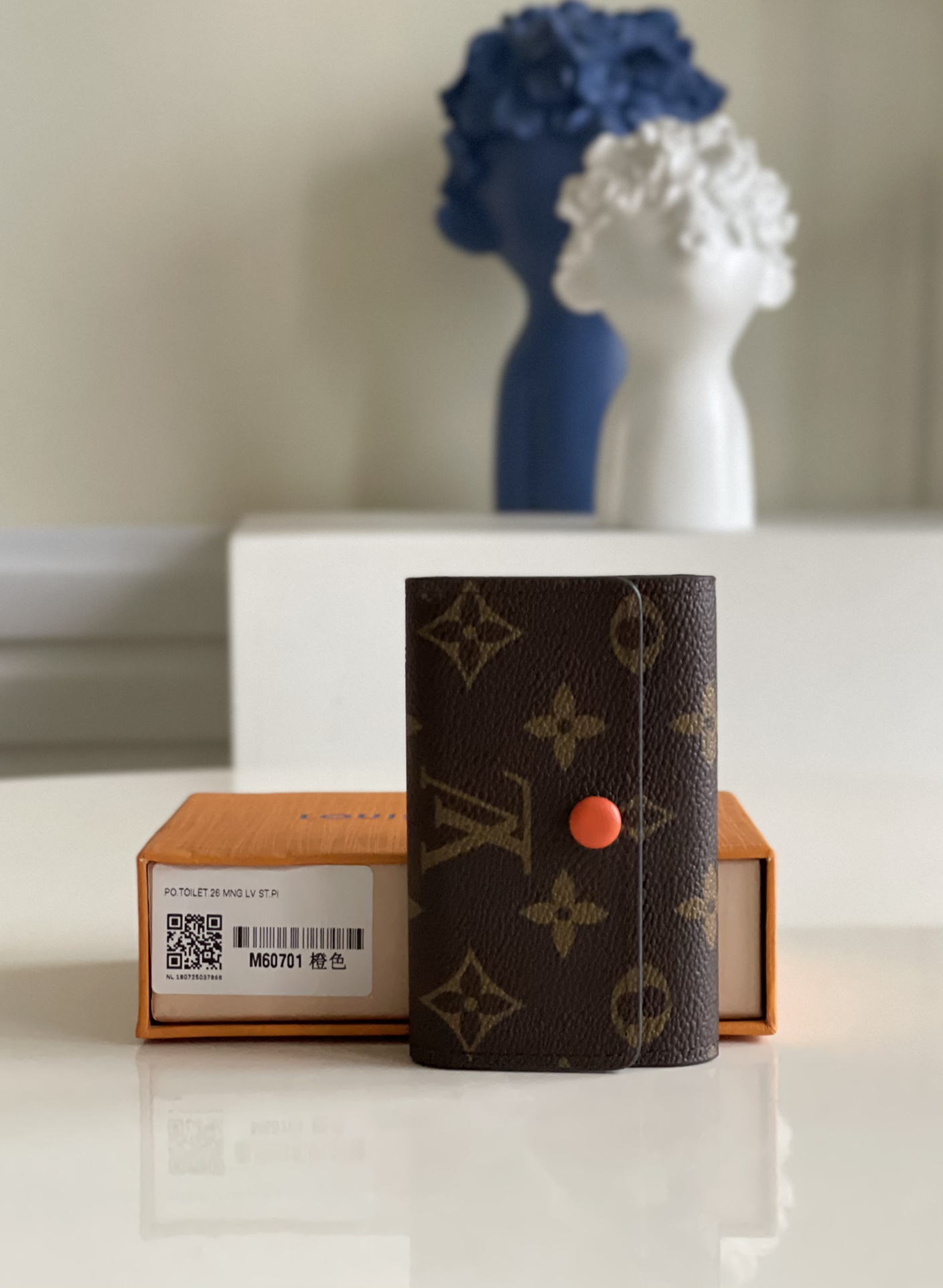 NO:397366,[Exclusive real photo M60701 orange] A small and exquisite key bag with a design!  It has six locks that can be fastened with six keys. Made of Monogram canvas, lined with handbags or briefcases, which are both practical and beautiful. Size 10x7cm v., LV [original leather], louis vuitton19860909【独家实拍M60701橙】 设计小巧精致的钥匙包！设有六个可系扣六把钥匙的锁扣.采用Monogram帆布制造,配衬手袋或公事包,既实用又美观.尺寸10x7cm v.,LV【原厂皮】,louis vuitton,Bag