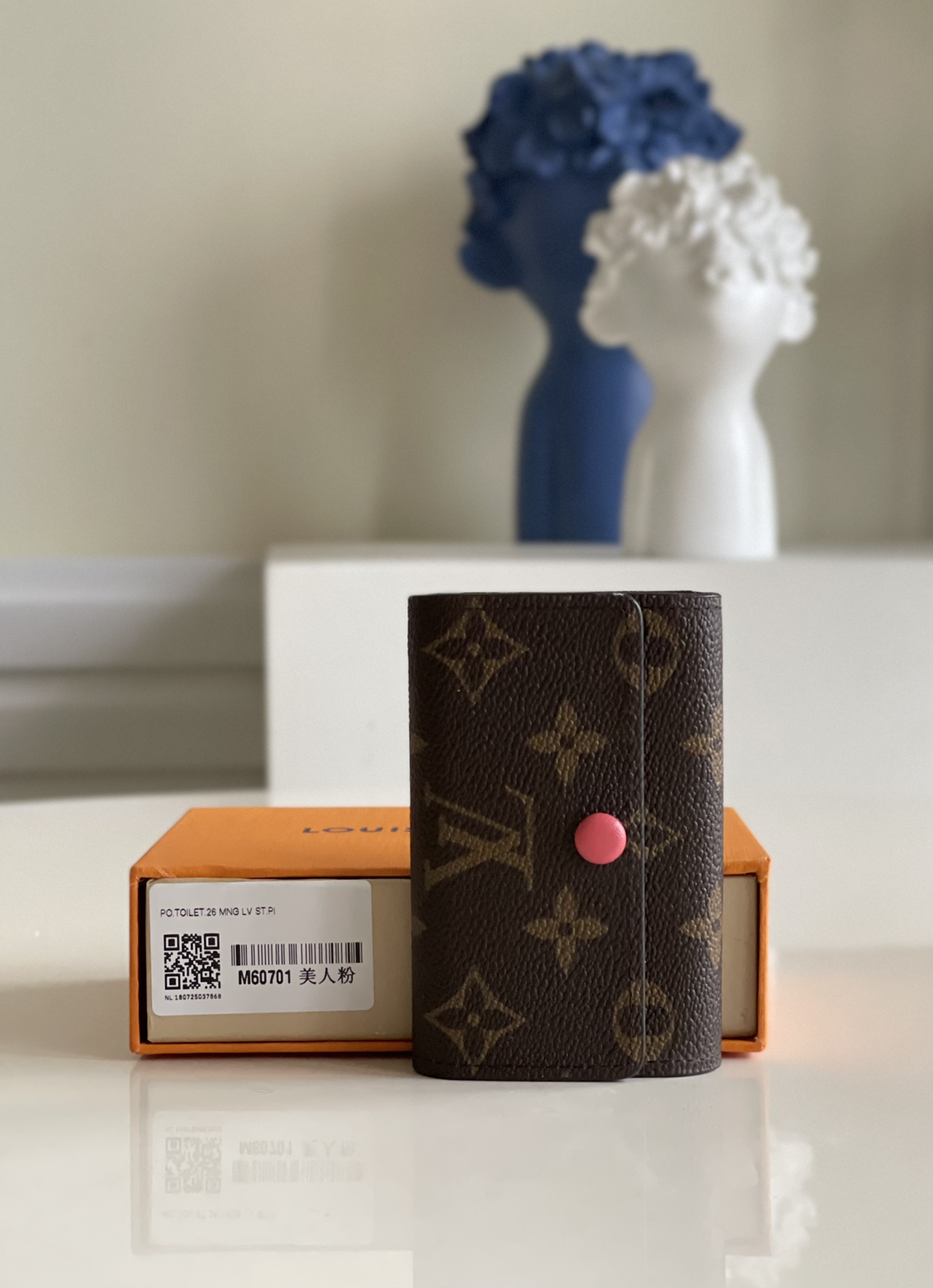 NO:397369,[Exclusive real photo M60701 beauty fans] A small and exquisite design key bag!  It has six locks that can be fastened with six keys. Made of Monogram canvas, lined with handbags or briefcases, which are both practical and beautiful. Size 10x7cm v., LV [original leather], louis vuitton19860909【独家实拍M60701美人粉】 设计小巧精致的钥匙包！设有六个可系扣六把钥匙的锁扣.采用Monogram帆布制造,配衬手袋或公事包,既实用又美观.尺寸10x7cm v.,LV【原厂皮】,louis vuitton,Bag