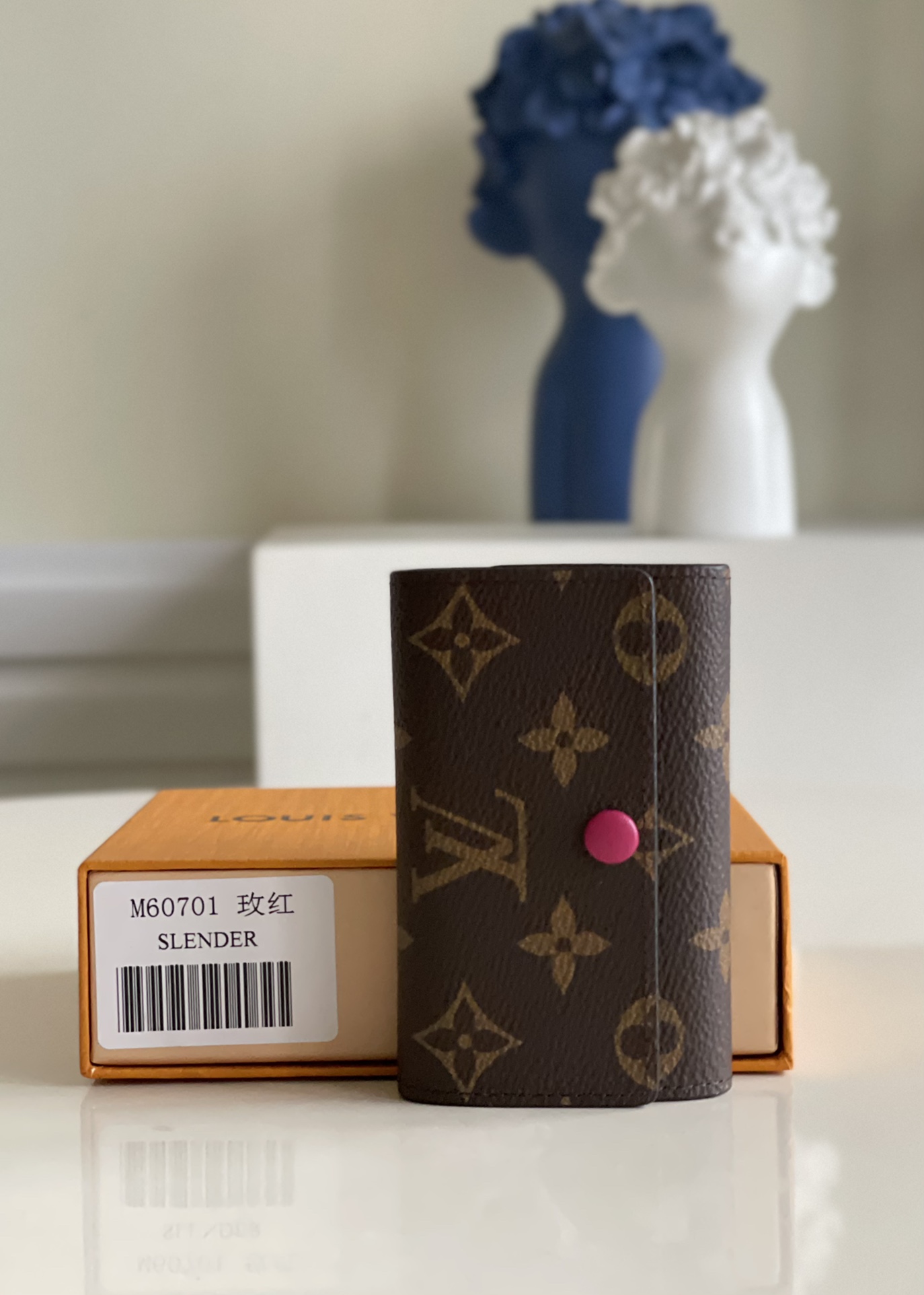 NO:397371,[Exclusive real photo M60701 rose red] A small and exquisite key bag with a design!  It has six locks that can be fastened with six keys. Made of Monogram canvas, lined with handbags or briefcases, which are both practical and beautiful. Size 10x7cm v., LV [original leather], louis vuitton19860909【独家实拍M60701玫红】 设计小巧精致的钥匙包！设有六个可系扣六把钥匙的锁扣.采用Monogram帆布制造,配衬手袋或公事包,既实用又美观.尺寸10x7cm v.,LV【原厂皮】,louis vuitton,Bag