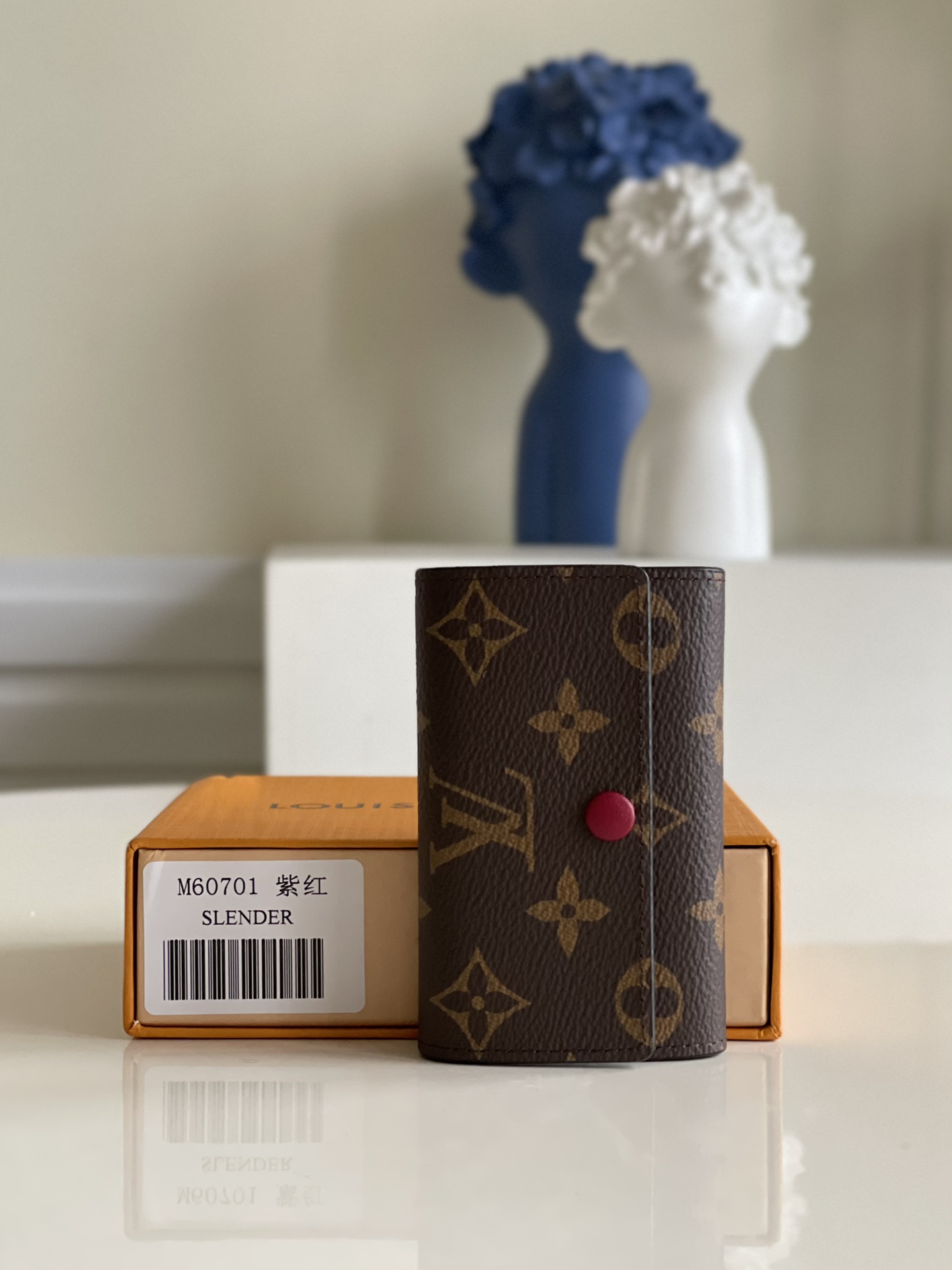 NO:397373,[Exclusive real photo M60701 purple and red] A small and exquisite key bag with a design!  It has six locks that can be fastened with six keys. Made of Monogram canvas, lined with handbags or briefcases, which are both practical and beautiful. Size 10x7cm v., LV [original leather], louis vuitton19860909【独家实拍M60701紫红】 设计小巧精致的钥匙包！设有六个可系扣六把钥匙的锁扣.采用Monogram帆布制造,配衬手袋或公事包,既实用又美观.尺寸10x7cm v.,LV【原厂皮】,louis vuitton,Bag