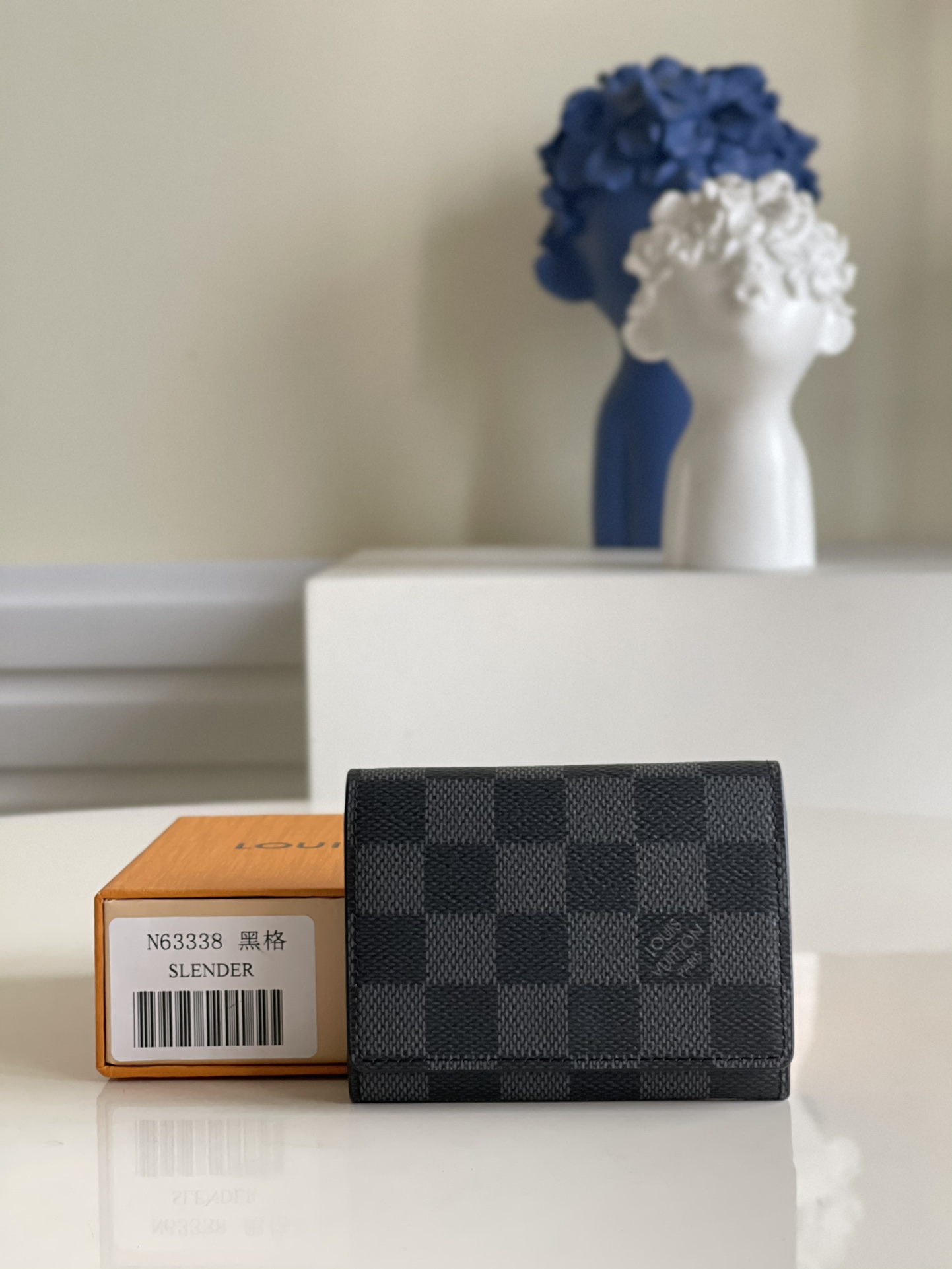 NO:397377,[Exclusive real shot of N63338 Black] As a business card holder, it is really simple, elegant and fashionable in appearance, and the capacity is also very good. Business negotiations to get a business card give people a very professional and steady feeling!  With the development of the E-era era, cash and bank cards are brought less and less, and small wallets are becoming more and more popular!  As a small wallet, this one is invincible. Apart from putting some bank card and banknotes on your business card, it doesn’t take up space. It’s very convenient and practical to carry it with you on a daily basis!  The most popular classic model, with its charm and lasting success, and anyone who takes it will look good!  Size 10.8 x 8 x 1cm v.,LV【Original Leather】,louis vuitton19860909【独家实拍N63338黑格】作为名片夹它真的,外形简约大气时尚,容量也是非常不错,商务洽谈掏名片出来给人很专业稳重的感觉！ 随着E时代的发展,现金和银行卡越带越少,小钱夹越发受青睐！这款作为小钱夹也是无敌了,除了名片放点银行卡纸币都完全不在话下的,小小一只不占空间,日常配包还是随身携带都很方便实用哦！ 最受欢迎的经典款,魅力力全开历久不衰,谁拿都好看！ 尺寸10.8 x 8 x 1cm v.,LV【原厂皮】,louis vuitton,Bag