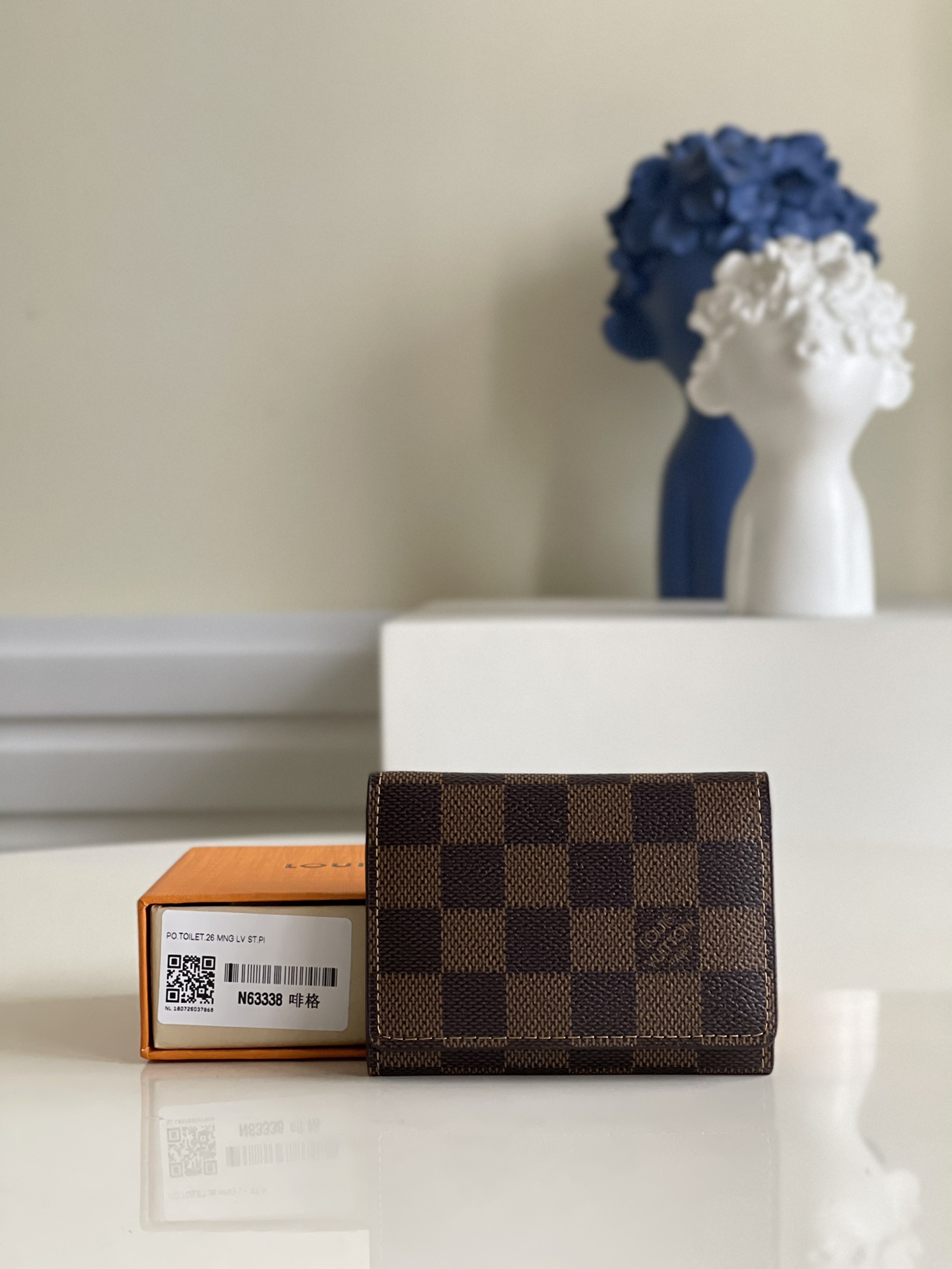 NO:397379,[Exclusive real shot of N63338 Kag] As a business card holder, it is really simple, atmospheric and fashionable, and the capacity is also very good. Business negotiations to get a business card give people a very professional and steady feeling!  With the development of the E-era era, cash and bank cards are brought less and less, and small wallets are becoming more and more popular!  As a small wallet, this one is invincible. Apart from putting some bank card and banknotes on your business card, it doesn’t take up space. It’s very convenient and practical to carry it with you on a daily basis!  The most popular classic model, with its charm and lasting success, and anyone who takes it will look good!  Size 10.8 x 8 x 1cm v.,LV【Original Leather】,louis vuitton19860909【独家实拍N63338咖格】作为名片夹它真的,外形简约大气时尚,容量也是非常不错,商务洽谈掏名片出来给人很专业稳重的感觉！ 随着E时代的发展,现金和银行卡越带越少,小钱夹越发受青睐！这款作为小钱夹也是无敌了,除了名片放点银行卡纸币都完全不在话下的,小小一只不占空间,日常配包还是随身携带都很方便实用哦！ 最受欢迎的经典款,魅力力全开历久不衰,谁拿都好看！ 尺寸10.8 x 8 x 1cm v.,LV【原厂皮】,louis vuitton,Bag