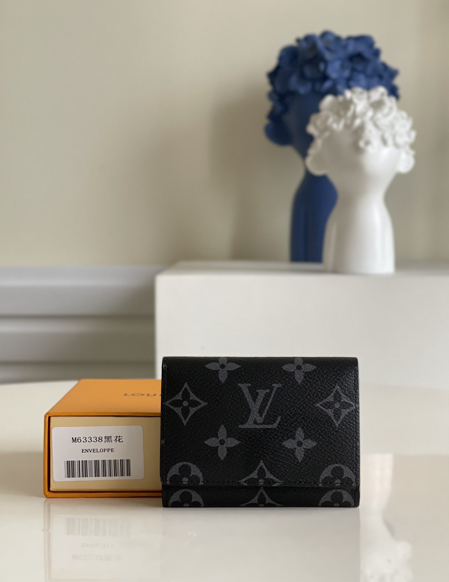 NO:397383,[Exclusive real photo of N63338 black flower] As a business card holder, it is really simple, atmospheric and fashionable, and the capacity is also very good. Business negotiations to get a business card give people a very professional and steady feeling!  With the development of the E-era era, cash and bank cards are brought less and less, and small wallets are becoming more and more popular!  As a small wallet, this one is invincible. Apart from putting some bank card and banknotes on your business card, it doesn’t take up space. It’s very convenient and practical to carry it with you on a daily basis!  The most popular classic model, with its charm and lasting success, and anyone who takes it will look good!  Size 10.8 x 8 x 1cm v.,LV【Original Leather】,louis vuitton19860909【独家实拍N63338黑花】作为名片夹它真的,外形简约大气时尚,容量也是非常不错,商务洽谈掏名片出来给人很专业稳重的感觉！ 随着E时代的发展,现金和银行卡越带越少,小钱夹越发受青睐！这款作为小钱夹也是无敌了,除了名片放点银行卡纸币都完全不在话下的,小小一只不占空间,日常配包还是随身携带都很方便实用哦！ 最受欢迎的经典款,魅力力全开历久不衰,谁拿都好看！ 尺寸10.8 x 8 x 1cm v.,LV【原厂皮】,louis vuitton,Bag