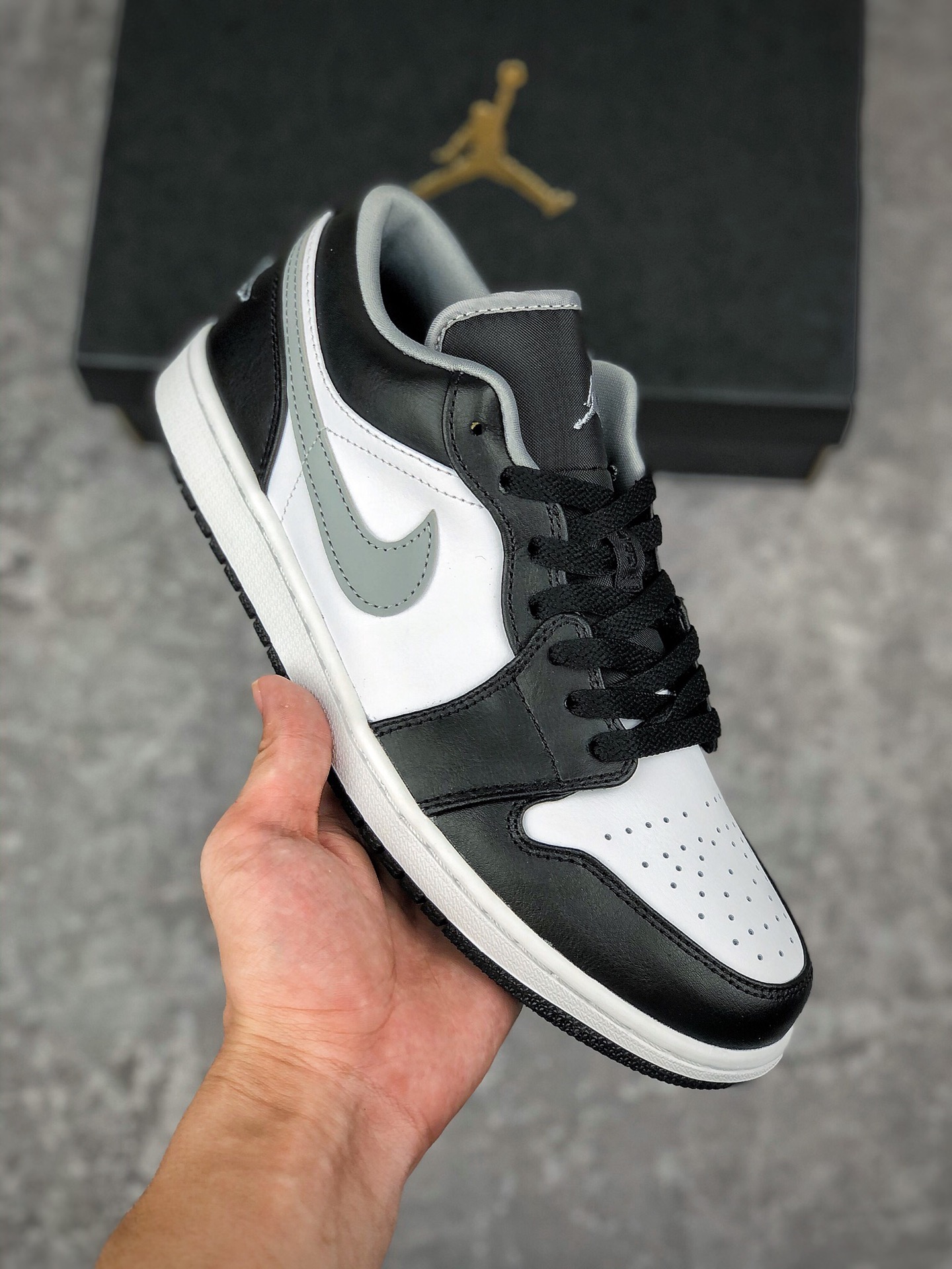  支持放店
过验版  Air Jordan 1 Low 黑白灰 影子
市售最强低帮 天花板品质！
市面唯一正确版本 全鞋正品原材料 
公司原鞋购回重新打版开模 拒绝公底 购置公司同步原材料 都有细节还原95%全网最高版本 原汁原味 忠于原版
货号：553558-040
Size：40 40.5 41 42 42.5 43 44 44.5 45