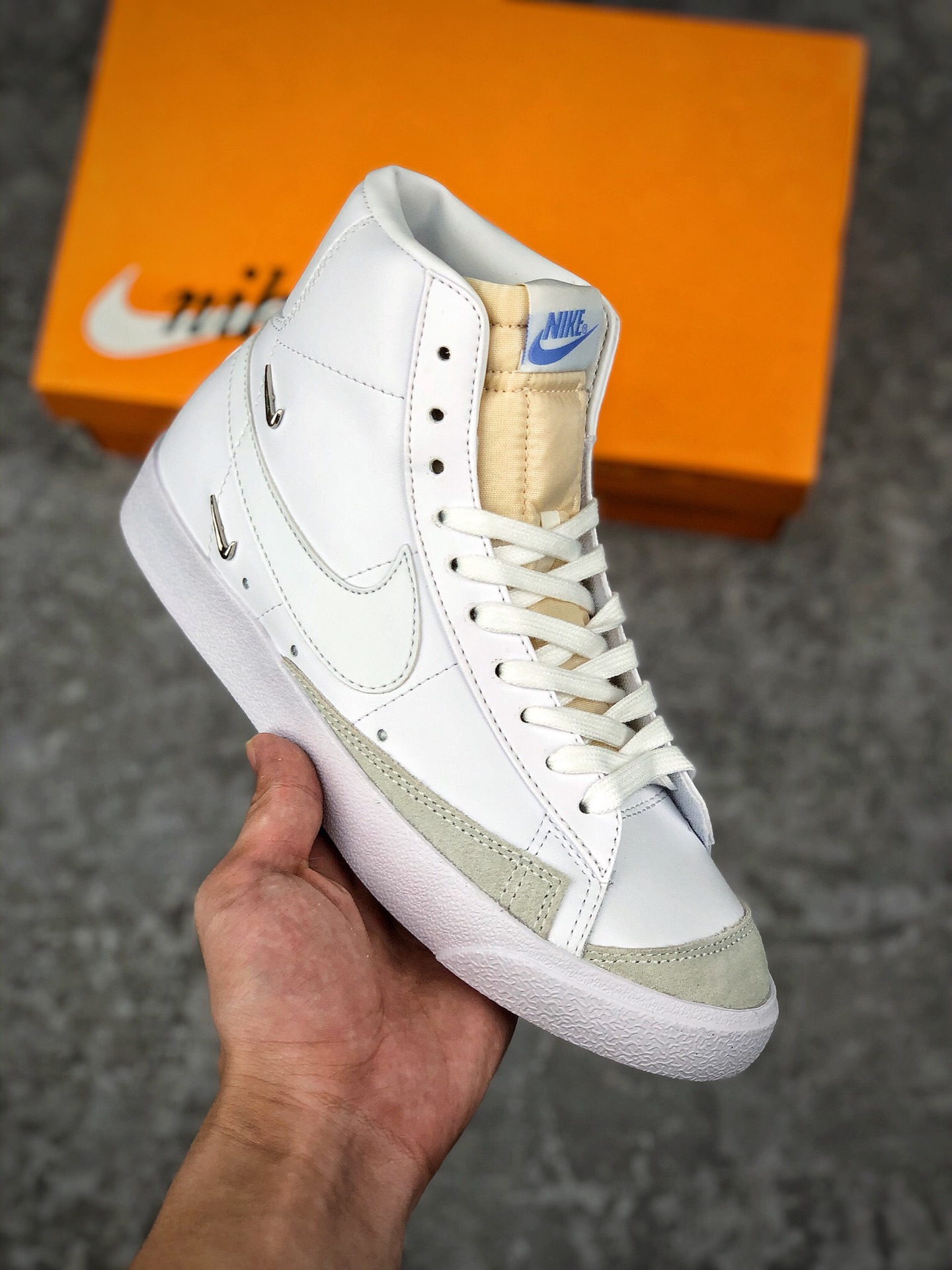  支持放店
公司级NIKE Blazer Mid ’1977 二次元 经典开拓者高帮 素描漫画 百搭休闲运动板鞋新开发楦型纸板，双合成橡胶底 原鞋硫化工艺#
货号 : CW7580-100 
SWSIZE：36 36.5 37.5 38 38.5 39 40 40.5 41 42 42.5 43 44 45