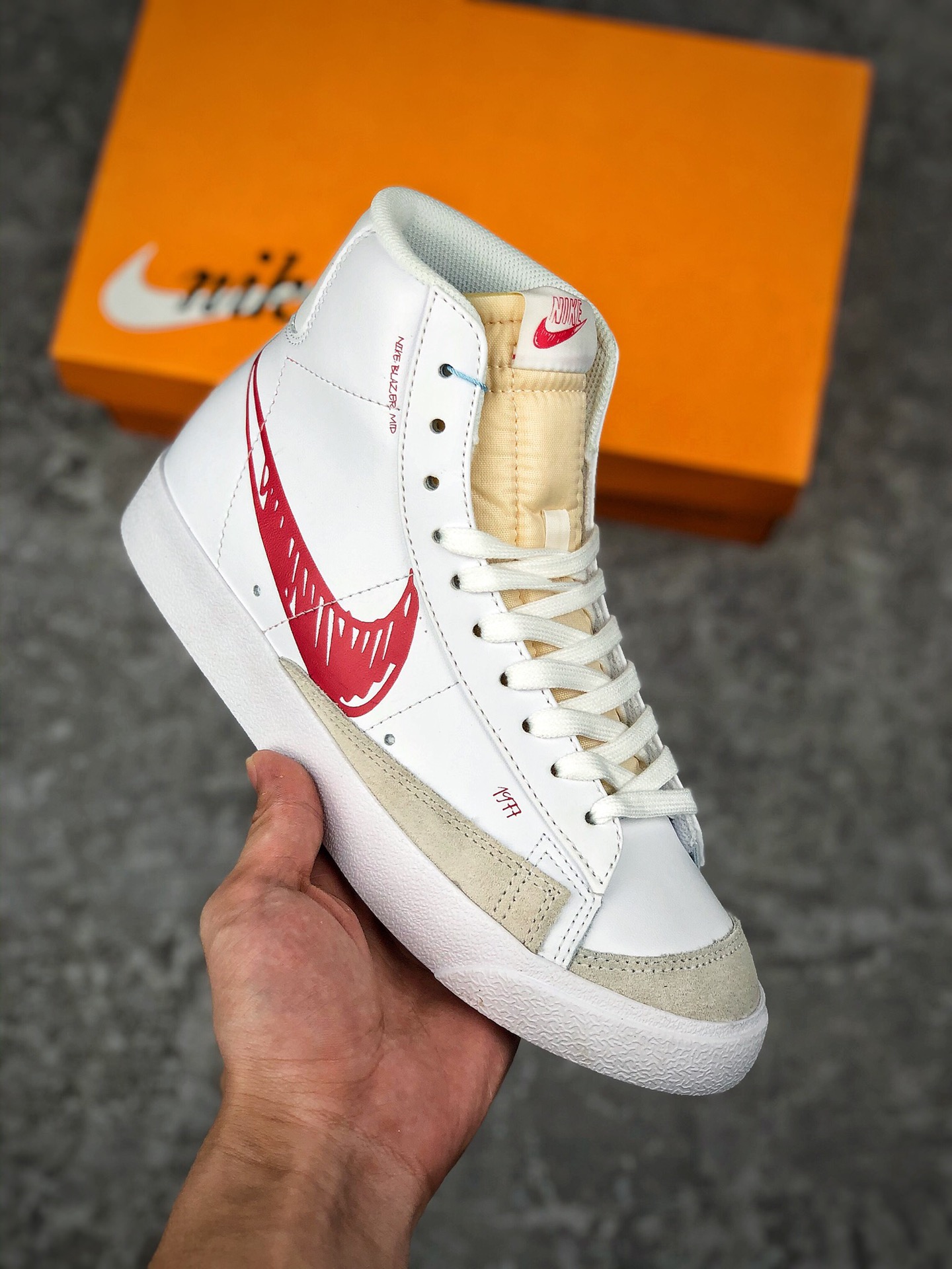  支持放店
公司级NIKE Blazer Mid ’1977 二次元 经典开拓者高帮 素描漫画 百搭休闲运动板鞋新开发楦型纸板，双合成橡胶底 原鞋硫化工艺#
货号 : CW7580-100 
SWSIZE：36 36.5 37.5 38 38.5 39 40 40.5 41 42 42.5 43 44 45