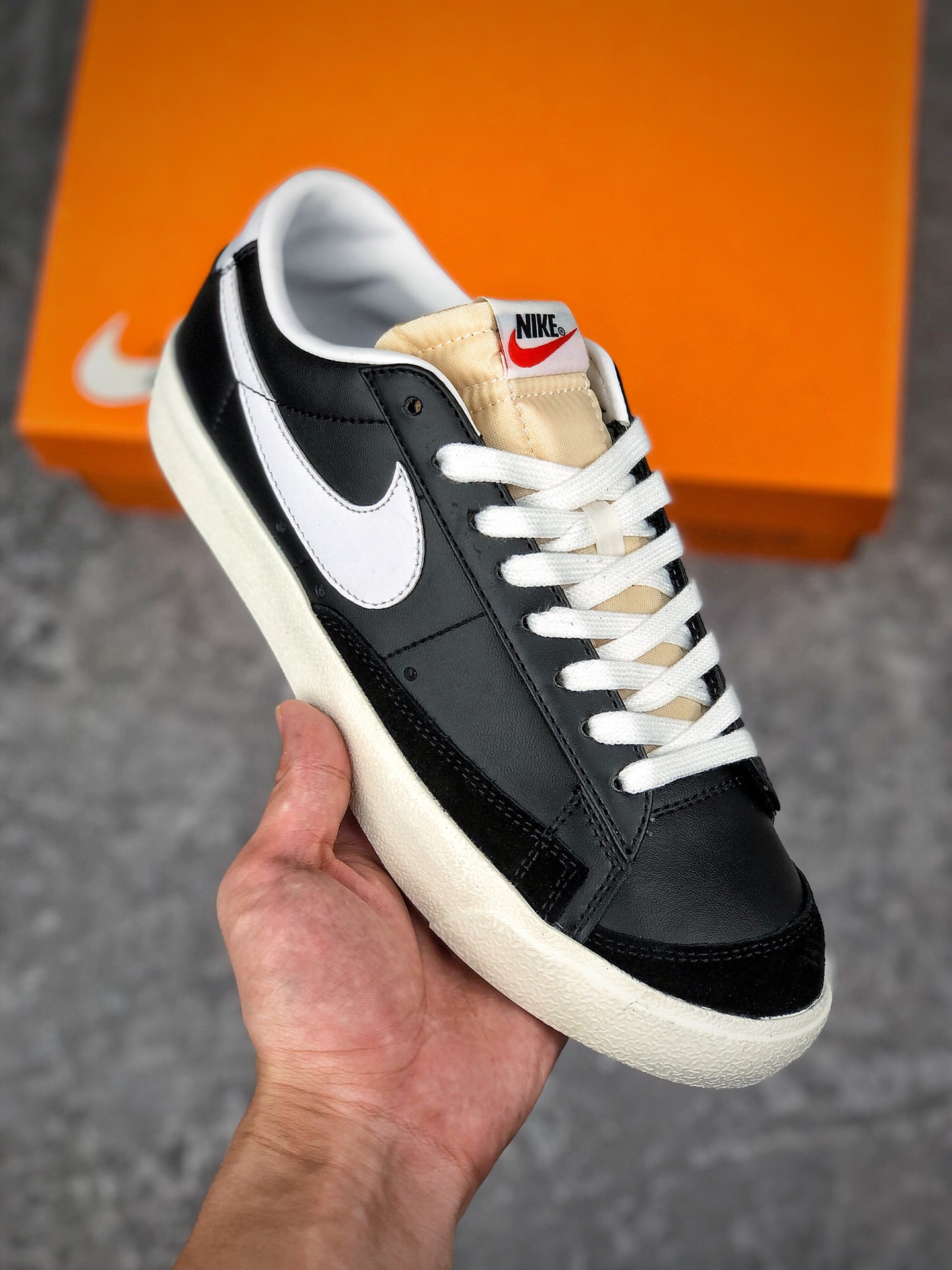  支持放店
Nike Blazer Low ‘77 VNTG 黑白 开拓者低帮
此款运动鞋重现低调风格和传统篮球外观，依托经典简约魅力和舒适性能，备受街头时尚赞誉。采用华美翻毛皮细节、复古Swoosh和柔软鞋口设计，打造衣橱必备基本款，适于多种场合穿着。
货号: DA6364-001
码数:36 36.5 37.5 38 38.5 39 40 40.5 41 42 42.5 43 44 44.5 45