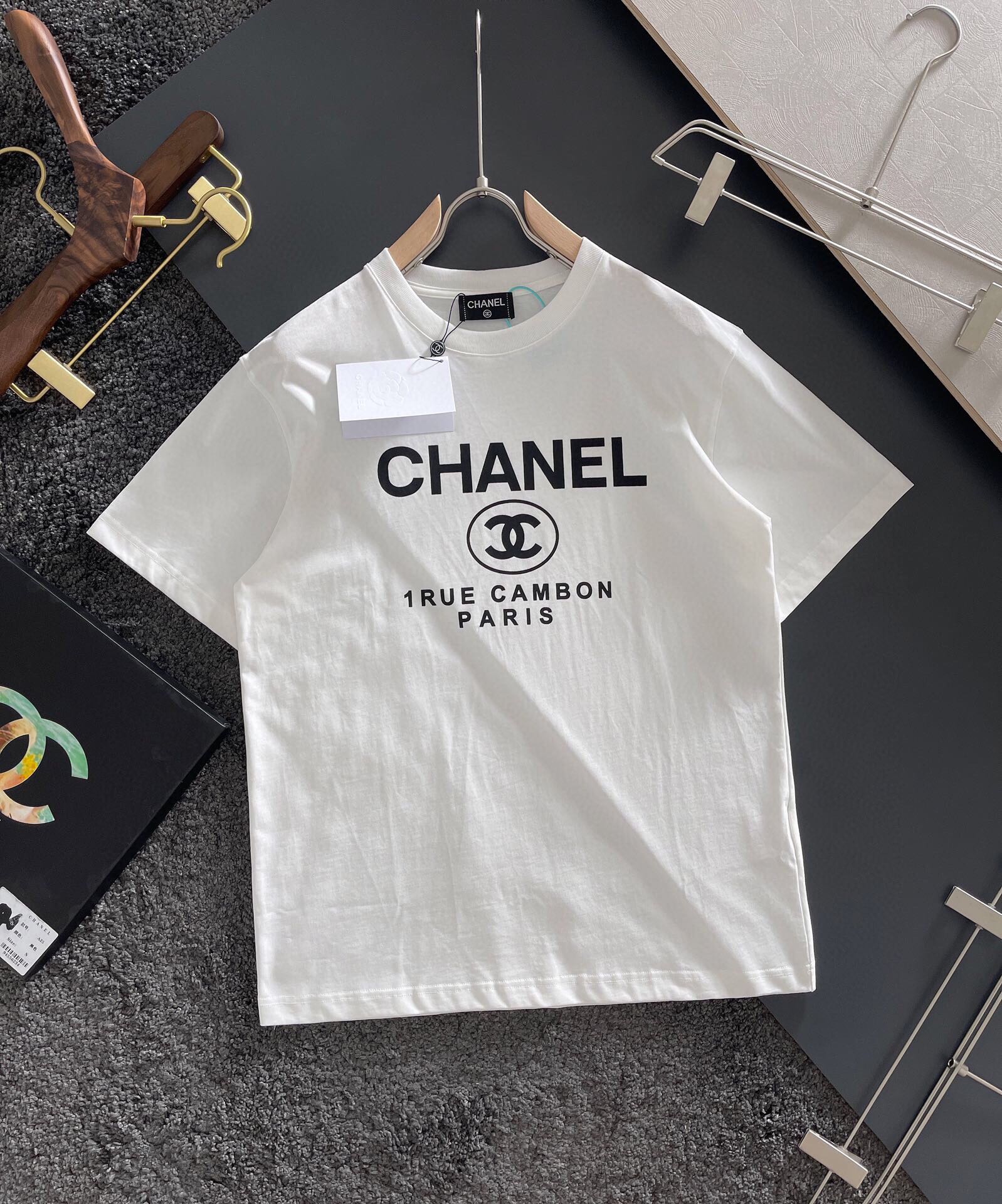 Chanel, camiseta de manga corta con estampado más reciente, de alta calidad, original de tienda, proceso de f…