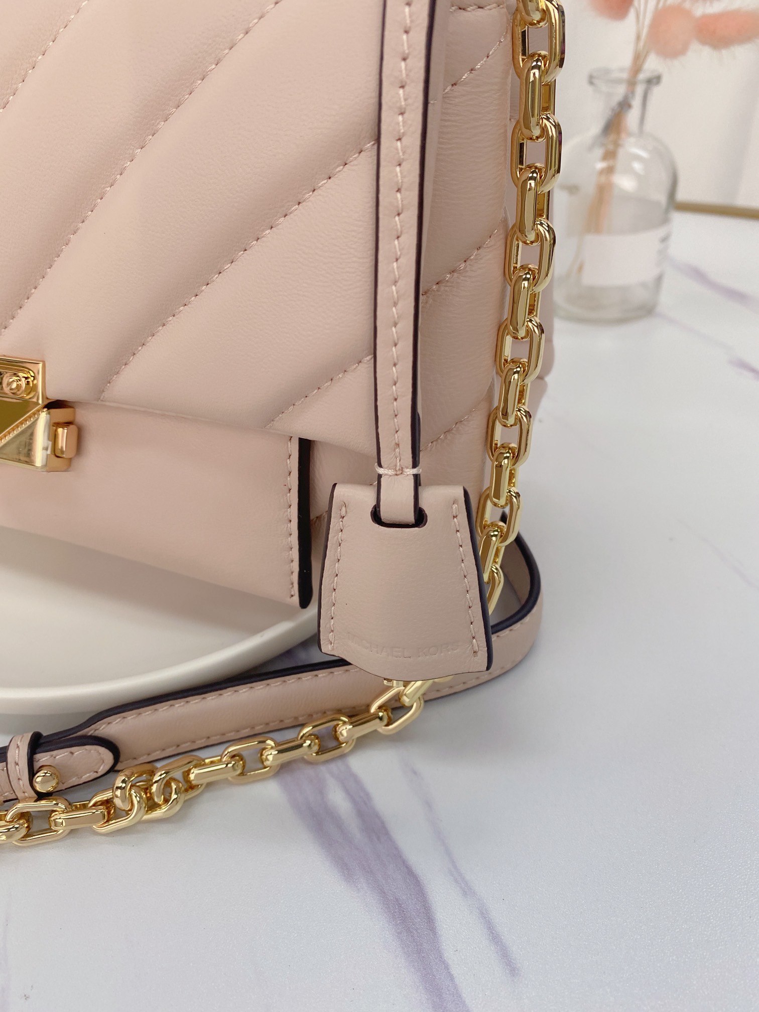 Michael Kors ～mk cece羊‮绣皮‬花V型新款 小链条长‮带肩‬斜挎单肩两用女士包 一个包