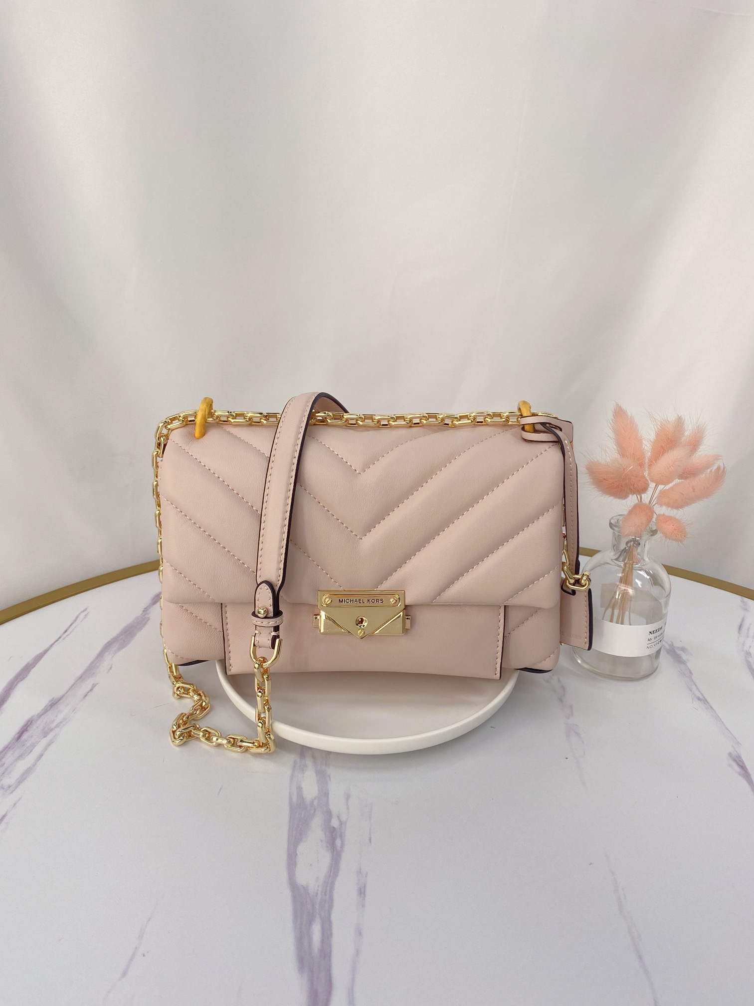 Michael Kors ～mk cece羊‮绣皮‬花V型新款 小链条长‮带肩‬斜挎单肩两用女士包 一个包