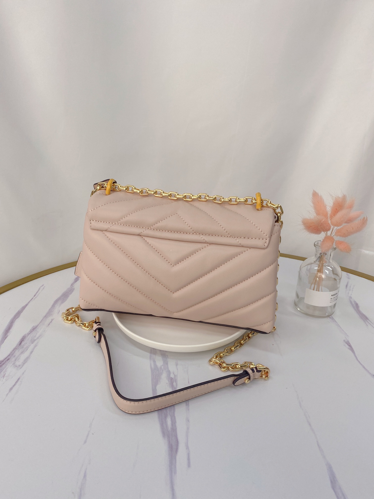 Michael Kors ～mk cece羊‮绣皮‬花V型新款 小链条长‮带肩‬斜挎单肩两用女士包 一个包