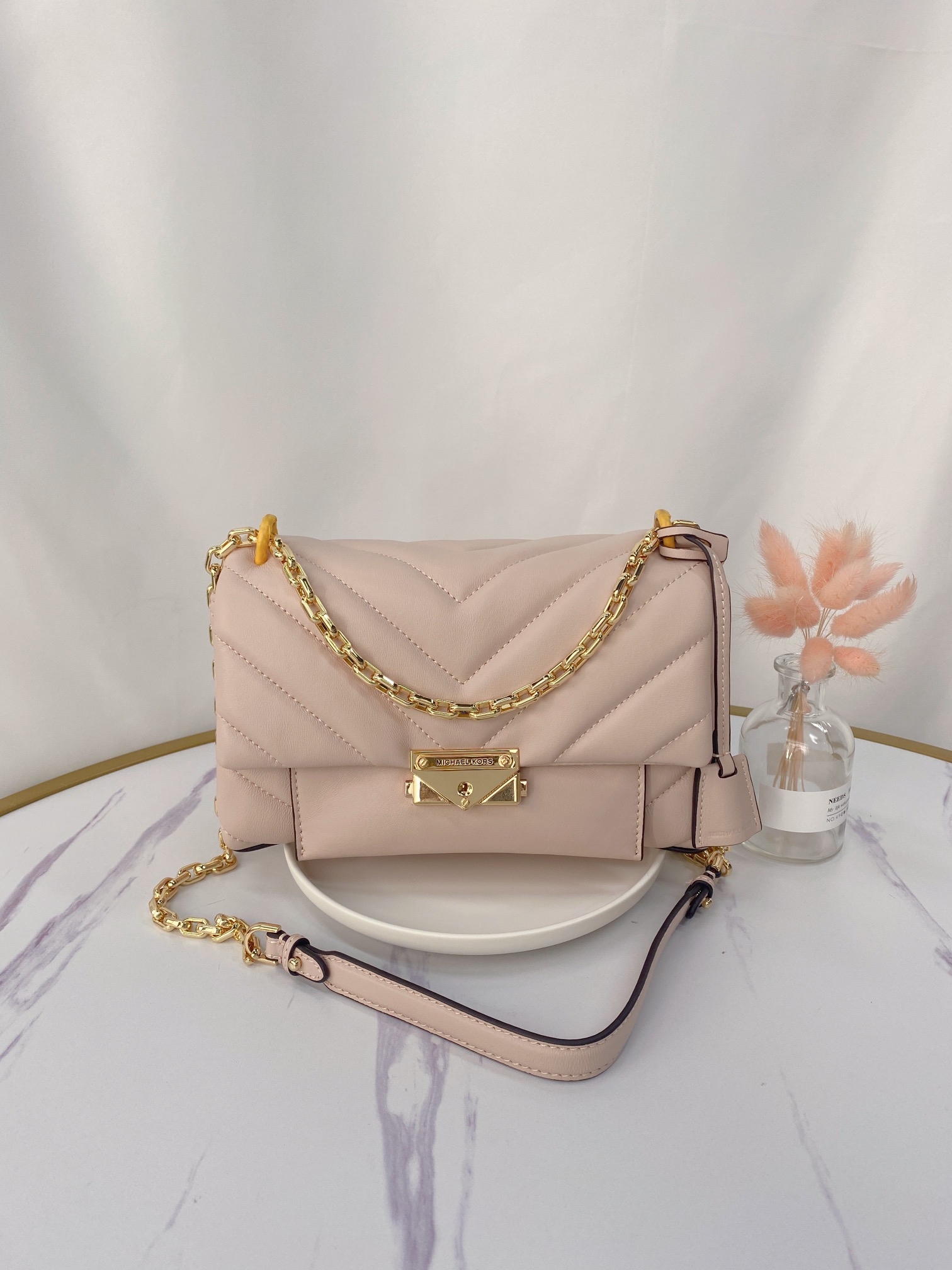 Michael Kors ～mk cece羊‮绣皮‬花V型新款 小链条长‮带肩‬斜挎单肩两用女士包 一个包