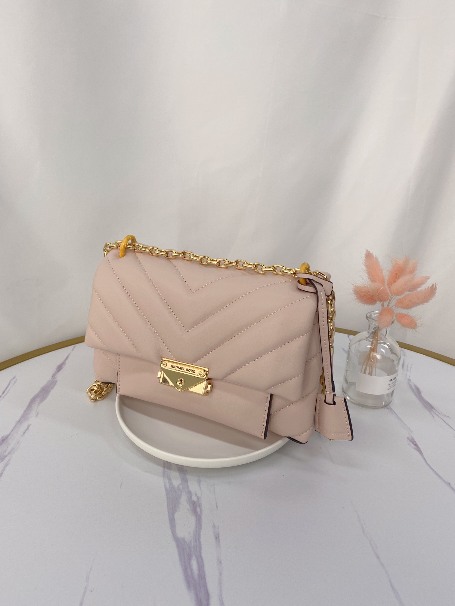 Michael Kors ～mk cece羊‮绣皮‬花V型新款 小链条长‮带肩‬斜挎单肩两用女士包 一个包