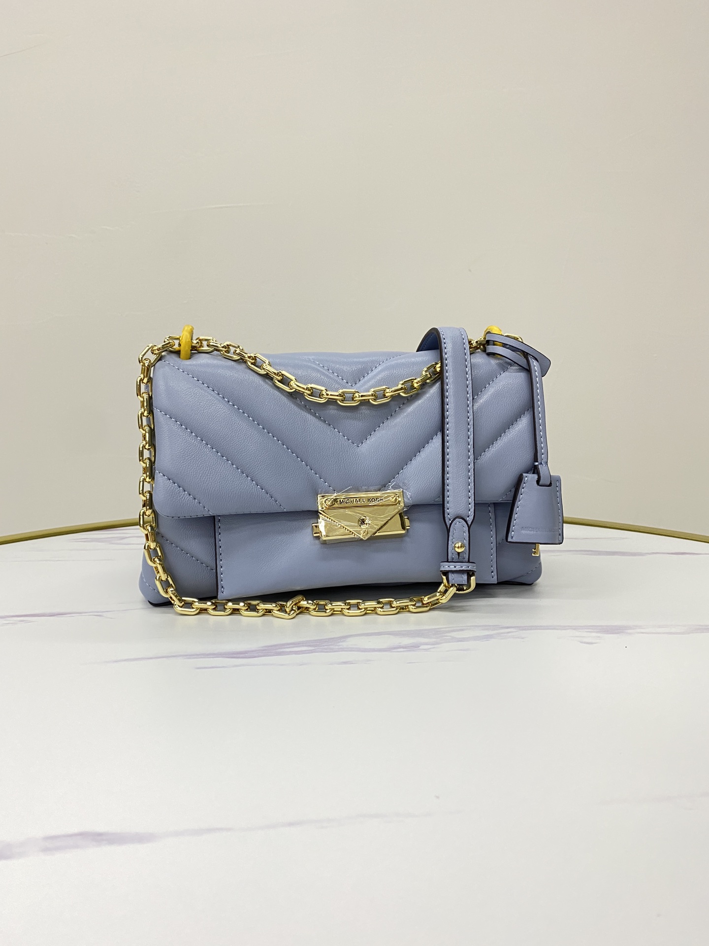 Michael Kors ～mk cece羊‮绣皮‬花V型新款 小链条长‮带肩‬斜挎单肩两用女士包 一个包