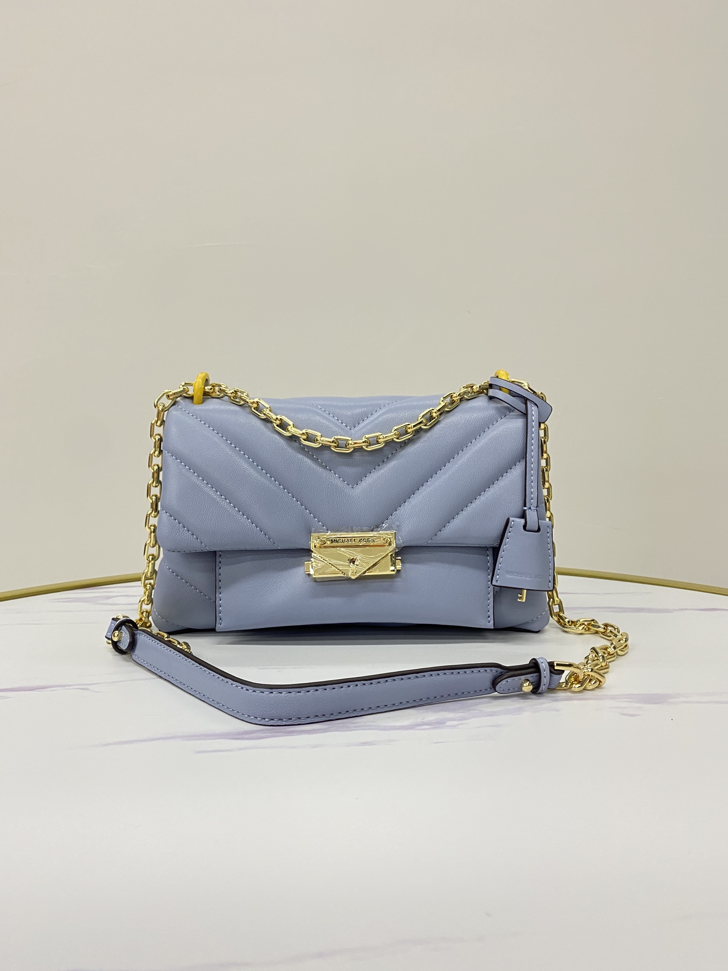 Michael Kors ～mk cece羊‮绣皮‬花V型新款 小链条长‮带肩‬斜挎单肩两用女士包 一个包