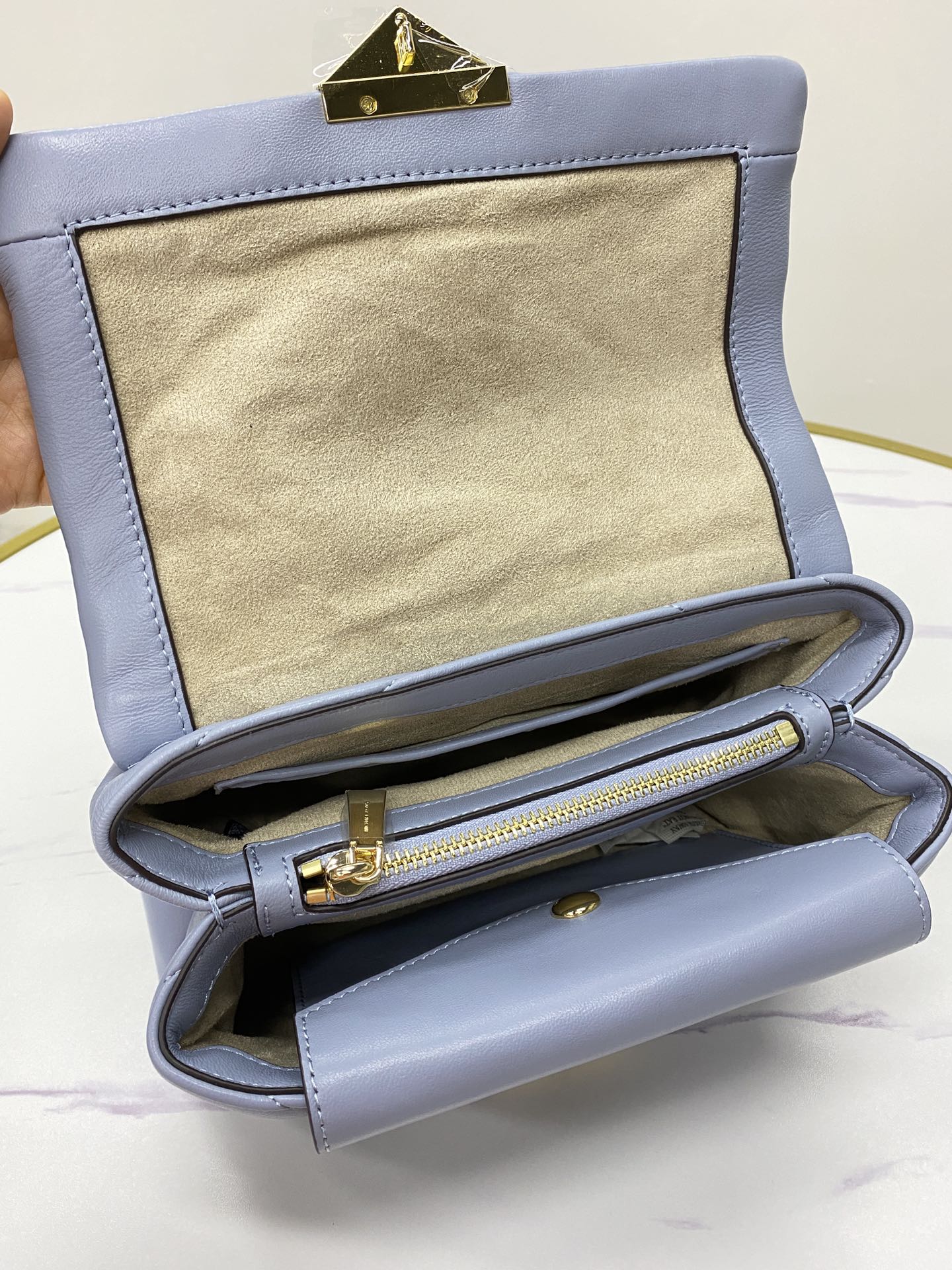 Michael Kors ～mk cece羊‮绣皮‬花V型新款 小链条长‮带肩‬斜挎单肩两用女士包 一个包