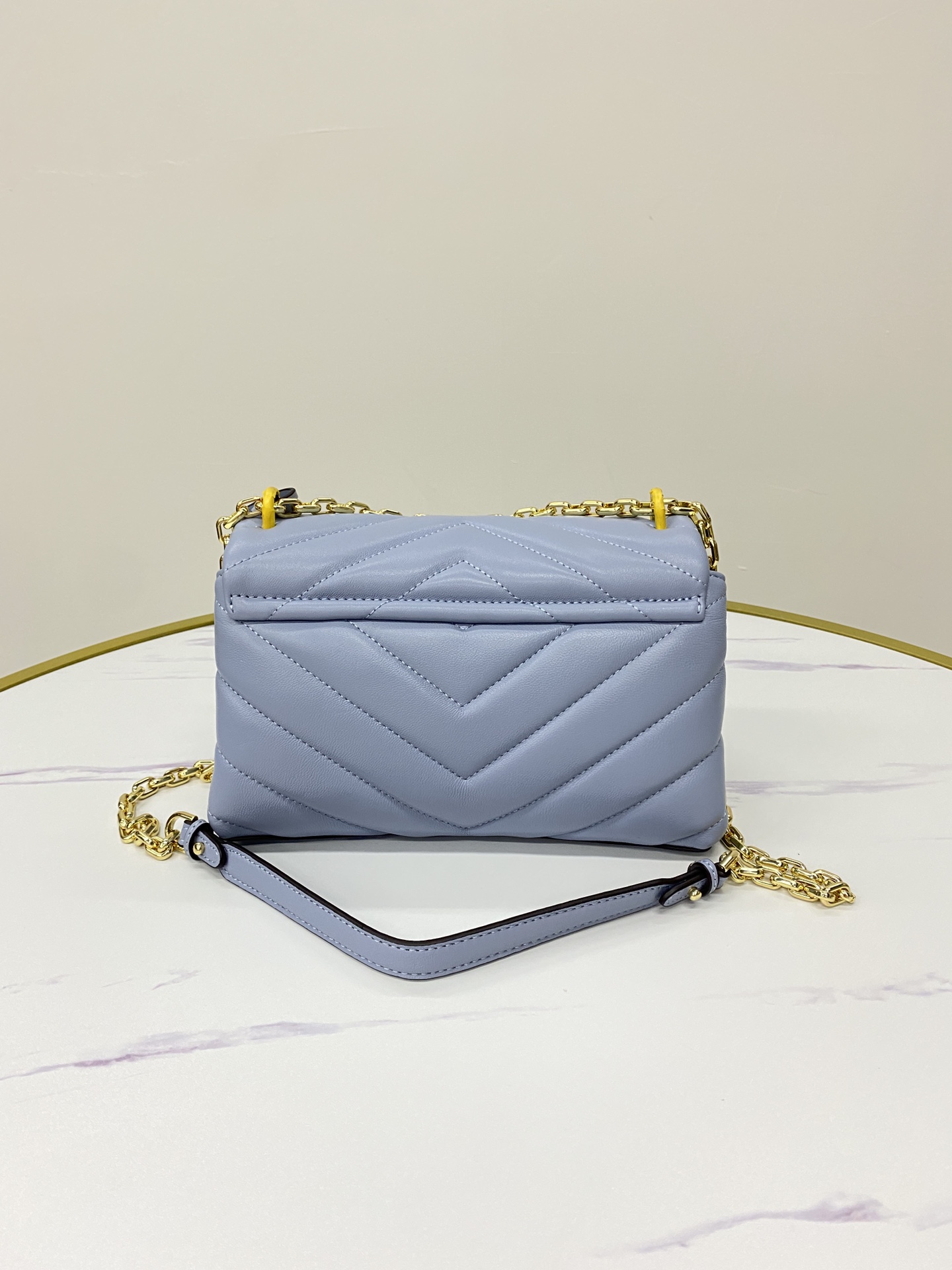 Michael Kors ～mk cece羊‮绣皮‬花V型新款 小链条长‮带肩‬斜挎单肩两用女士包 一个包