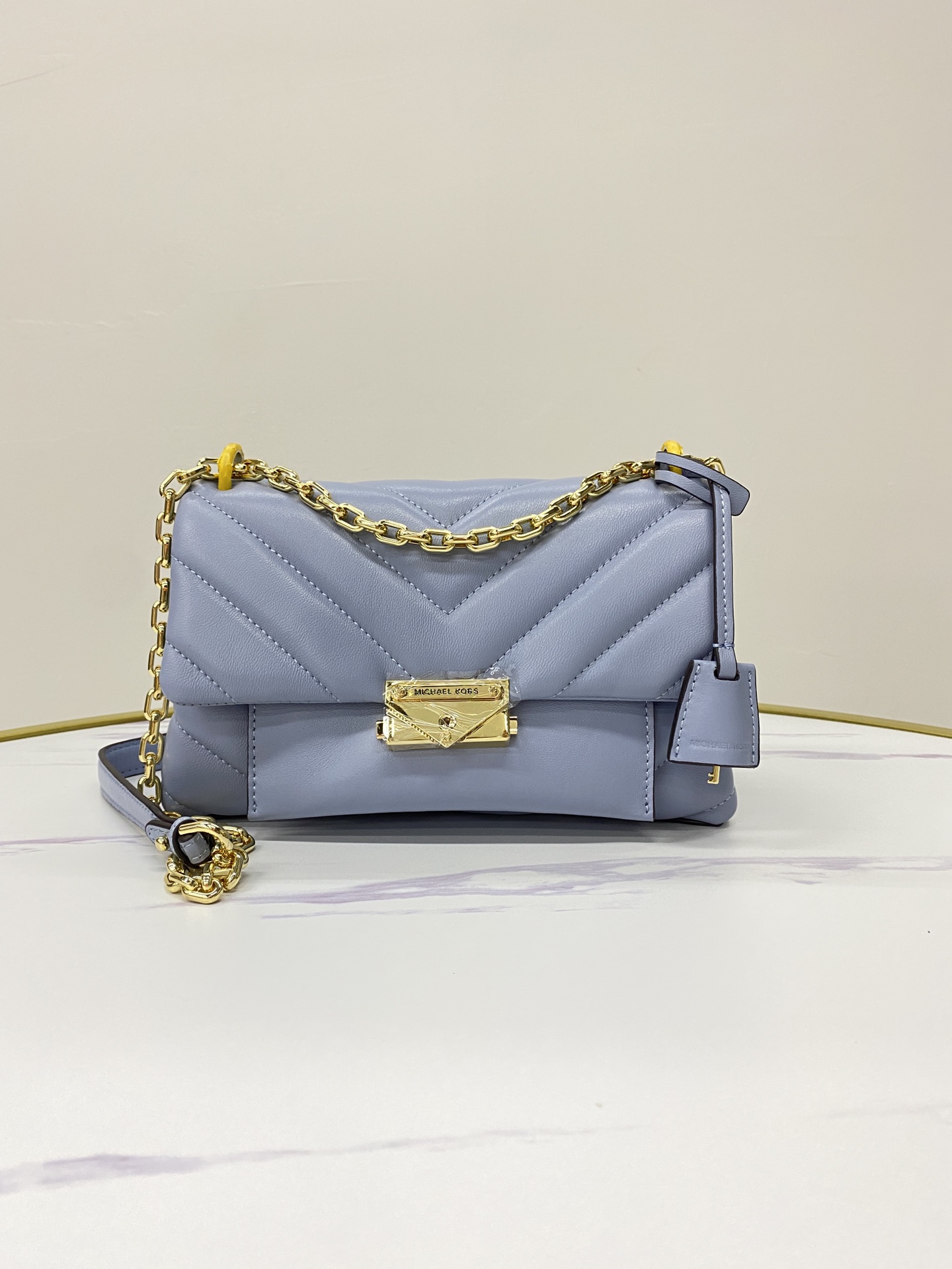 Michael Kors ～mk cece羊‮绣皮‬花V型新款 小链条长‮带肩‬斜挎单肩两用女士包 一个包