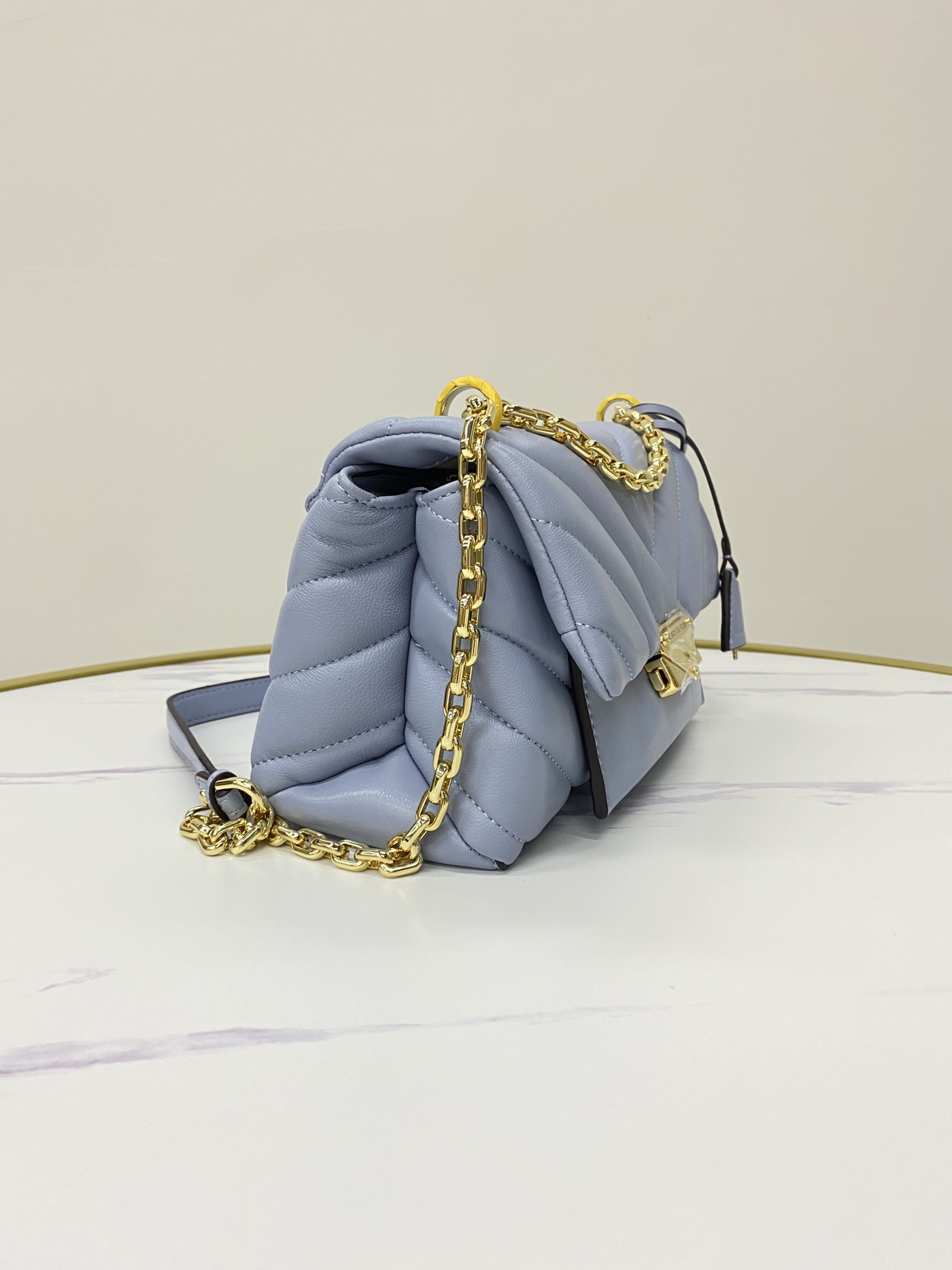 Michael Kors ～mk cece羊‮绣皮‬花V型新款 小链条长‮带肩‬斜挎单肩两用女士包 一个包