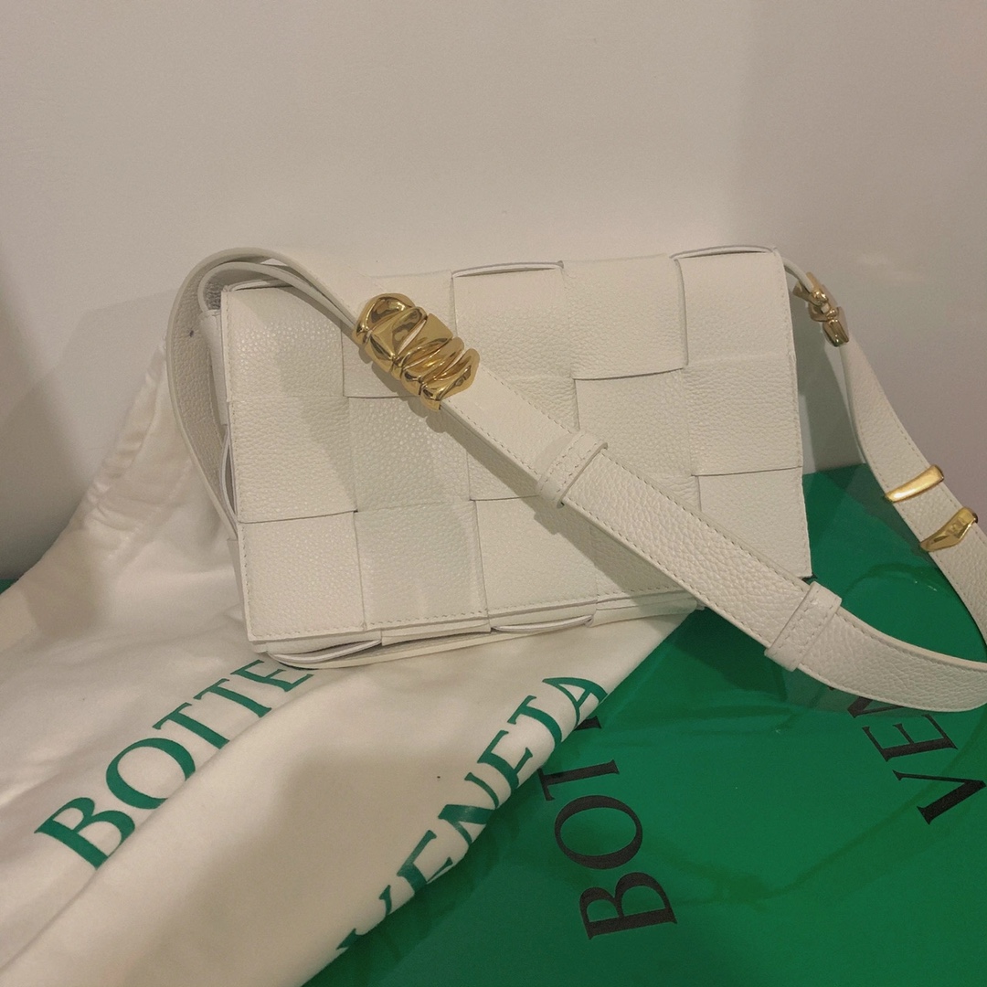 Bottega Veneta CASSETTE 23CM BAG 666870白色