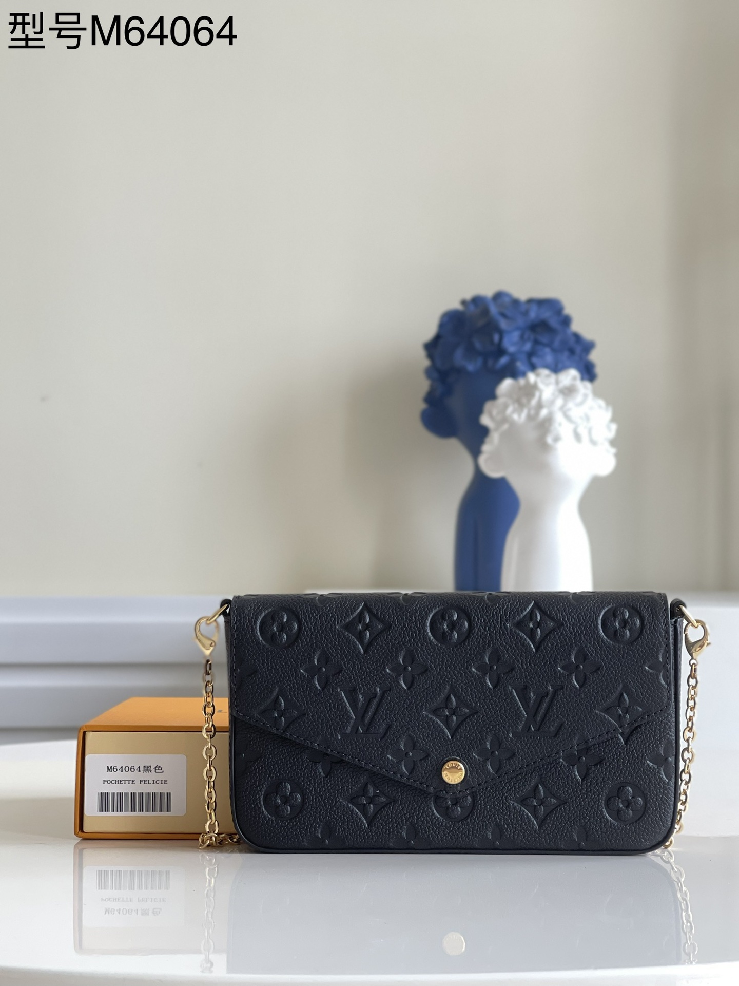 NO:397385,【Exclusive real photo M64064 black】M61276 Pochette Félicie chain bag is Monogram Empreinte leather embossed Louis Vuitton iconic Monogram pattern, envelope design contains spacious compartments and removable pockets, one zipper bag, the other with a snap-in position. Use the removable chain to explore more modern carrying methods. Size 21 x 12 x 3 cm v.,LV [original leather],louis vuitton,louis vuitton19860909【独家实拍M64064黑】M61276 Pochette Félicie 链条包为 Monogram Empreinte 皮革压印路易威登标志性 Monogram 图案,信封式设计内含宽敞隔层和可拆卸口袋一只拉链袋,另一只设有卡位.巧用可拆卸链条,探索更多摩登背携方式.尺寸21 x 12 x 3 厘米 v.,LV【原厂皮】,louis vuitton,louis vuitton,Bag