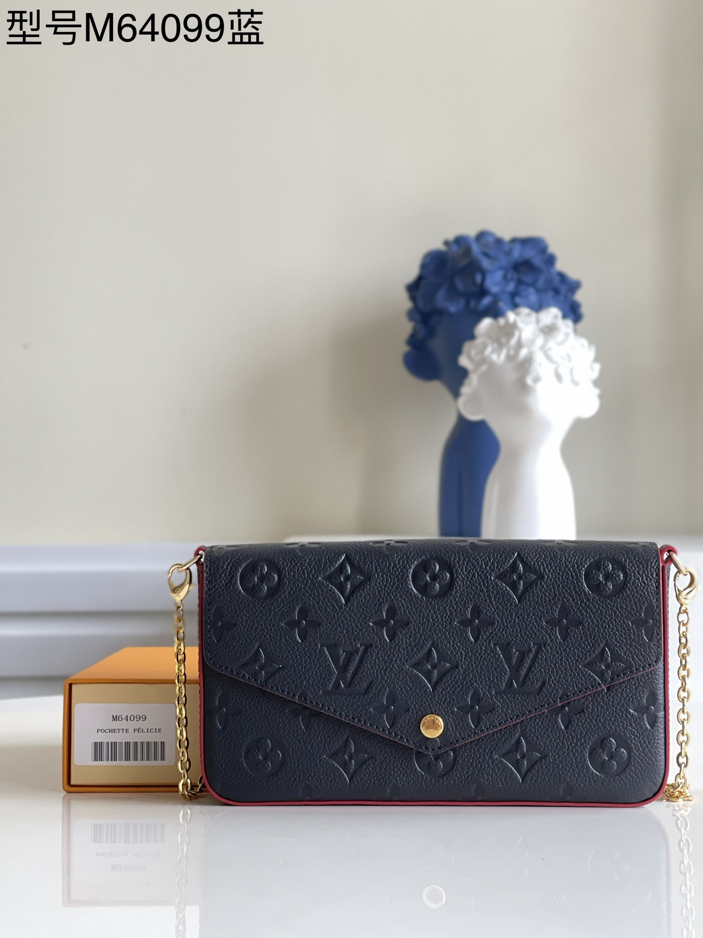 NO:397368,【Exclusive real photo M64099 Navy】M61276 Pochette Félicie chain bag is Monogram Empreinte leather embossed Louis Vuitton iconic Monogram pattern, envelope design contains spacious compartments and removable pockets, one zipper bag, the other with a snap-in position. Use the removable chain to explore more modern carrying methods. Size 21 x 12 x 3 cm v.,LV [original leather],louis vuitton,louis vuitton19860909【独家实拍M64099海军蓝】M61276 Pochette Félicie 链条包为 Monogram Empreinte 皮革压印路易威登标志性 Monogram 图案,信封式设计内含宽敞隔层和可拆卸口袋一只拉链袋,另一只设有卡位.巧用可拆卸链条,探索更多摩登背携方式.尺寸21 x 12 x 3 厘米 v.,LV【原厂皮】,louis vuitton,louis vuitton,Bag