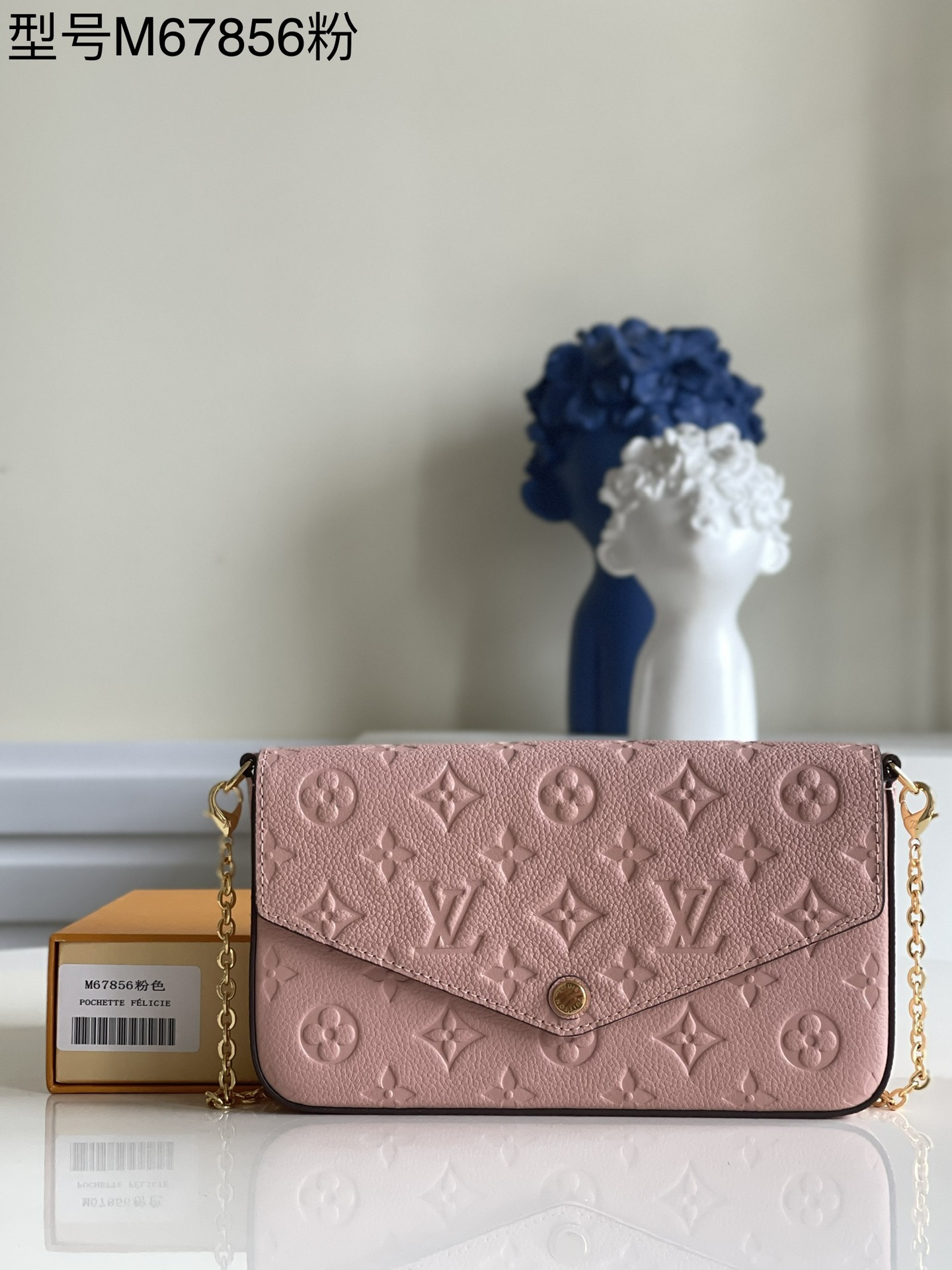 NO:397370,【Exclusive real photo M67899 powder】M61276 Pochette Félicie chain bag is Monogram Empreinte leather embossed Louis Vuitton iconic Monogram pattern, envelope design contains spacious compartments and removable pockets, one zipper bag, the other has a snap position. Use the removable chain to explore more modern carrying methods. Size 21 x 12 x 3 cm v.,LV [original leather],louis vuitton,louis vuitton19860909【独家实拍M67899粉】M61276 Pochette Félicie 链条包为 Monogram Empreinte 皮革压印路易威登标志性 Monogram 图案,信封式设计内含宽敞隔层和可拆卸口袋一只拉链袋,另一只设有卡位.巧用可拆卸链条,探索更多摩登背携方式.尺寸21 x 12 x 3 厘米 v.,LV【原厂皮】,louis vuitton,louis vuitton,Bag