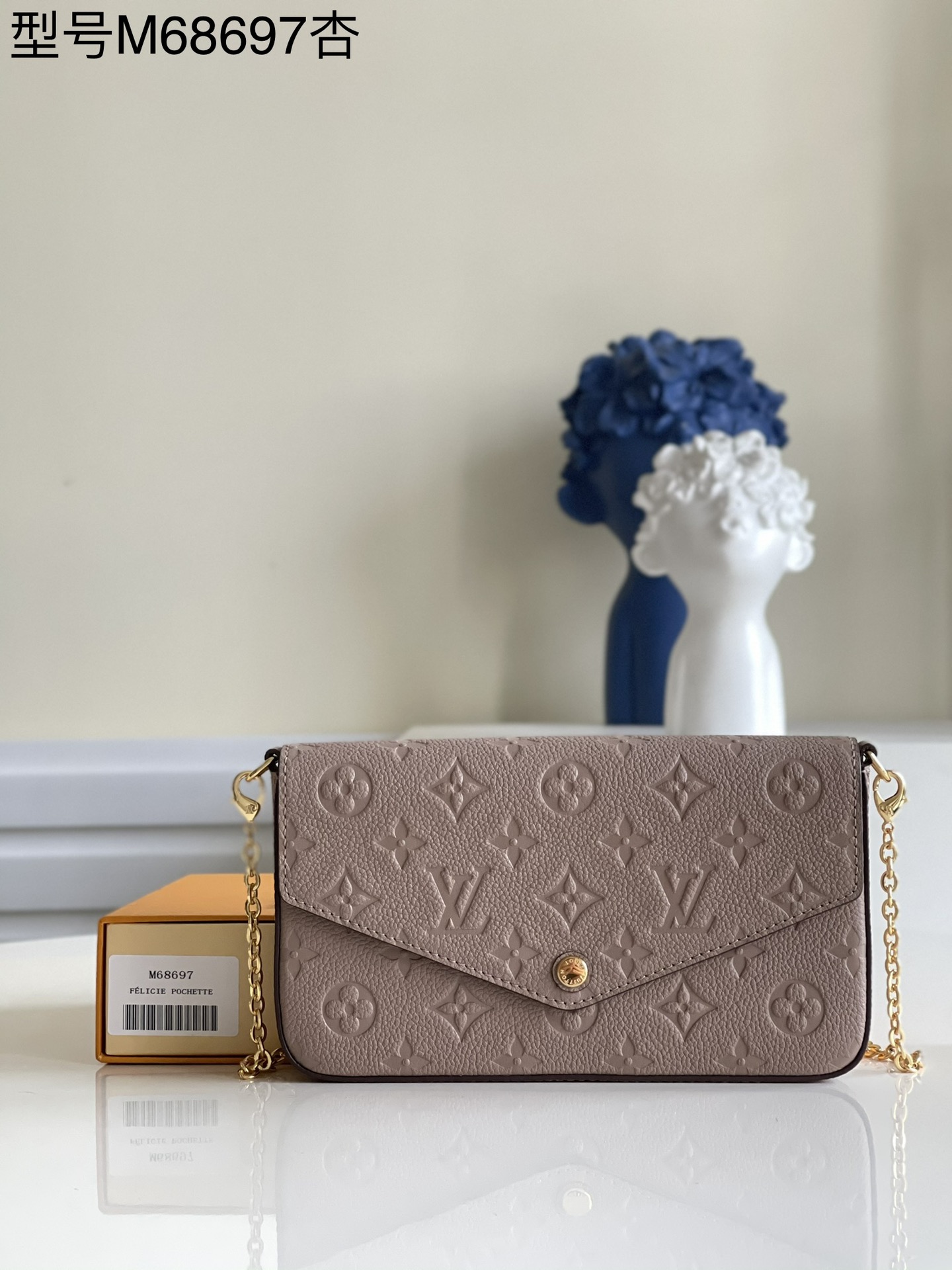 NO:397372,【Exclusive real photo M68697 apricot】M61276 Pochette Félicie chain bag is Monogram Empreinte leather embossed Louis Vuitton iconic Monogram pattern, envelope design contains spacious compartments and removable pockets, one zipper bag, the other with a snap-in position. Use the removable chain to explore more modern carrying methods. Size 21 x 12 x 3 cm v.,LV [original leather],louis vuitton,louis vuitton19860909【独家实拍M68697杏】M61276 Pochette Félicie 链条包为 Monogram Empreinte 皮革压印路易威登标志性 Monogram 图案,信封式设计内含宽敞隔层和可拆卸口袋一只拉链袋,另一只设有卡位.巧用可拆卸链条,探索更多摩登背携方式.尺寸21 x 12 x 3 厘米 v.,LV【原厂皮】,louis vuitton,louis vuitton,Bag