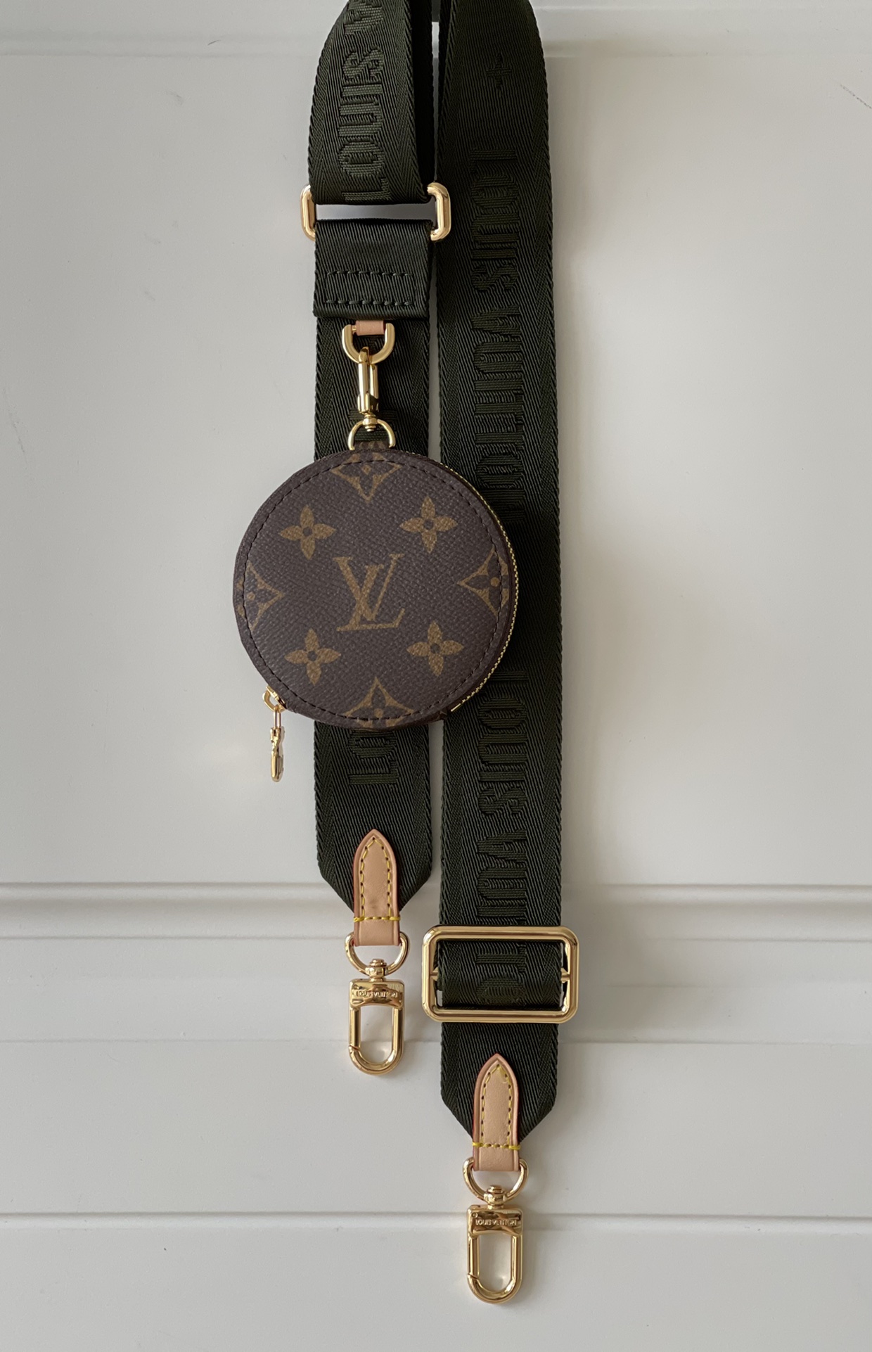 NO:397396,[Exclusive real photo 44813 dark green shoulder strap] This shoulder strap is made of wear-resistant jacquard nylon, showing its identity with the woven brand logo, and also has the Monogram canvas round coin wallet to provide various portability for any Louis Vuitton handbag. Size 111 x 4 x 0.2 cm v.,LV [original leather],louis vuitton,louis vuitton,wallets19860909【独家实拍44813深绿肩带】本款肩带取材耐磨提花尼龙,以梭织品牌标识展露身份,另有 Monogram 帆布圆形零钱包增添功能,可为任意路易威登手袋实现多样背携方式.尺寸111 x 4 x 0.2 厘米 v.,LV【原厂皮】,louis vuitton,louis vuitton,wallets,Bag