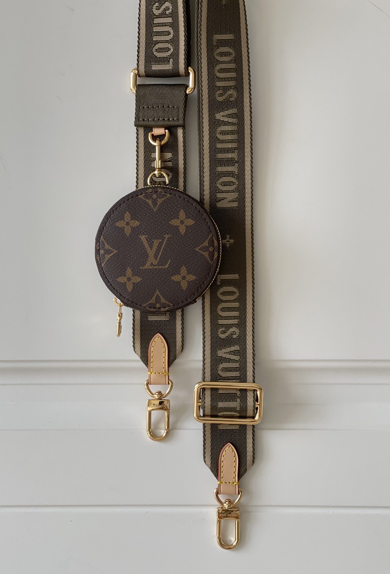 NO:397399,[Exclusive real photo 44813 light green shoulder strap] This shoulder strap is made of wear-resistant jacquard nylon, showing its identity with the woven brand logo, and also has the Monogram canvas round coin wallet to provide various portability for any Louis Vuitton handbag. Size 111 x 4 x 0.2 cm v.,LV [original leather],louis vuitton,louis vuitton,wallets19860909【独家实拍44813浅绿肩带】本款肩带取材耐磨提花尼龙,以梭织品牌标识展露身份,另有 Monogram 帆布圆形零钱包增添功能,可为任意路易威登手袋实现多样背携方式.尺寸111 x 4 x 0.2 厘米 v.,LV【原厂皮】,louis vuitton,louis vuitton,wallets,Bag