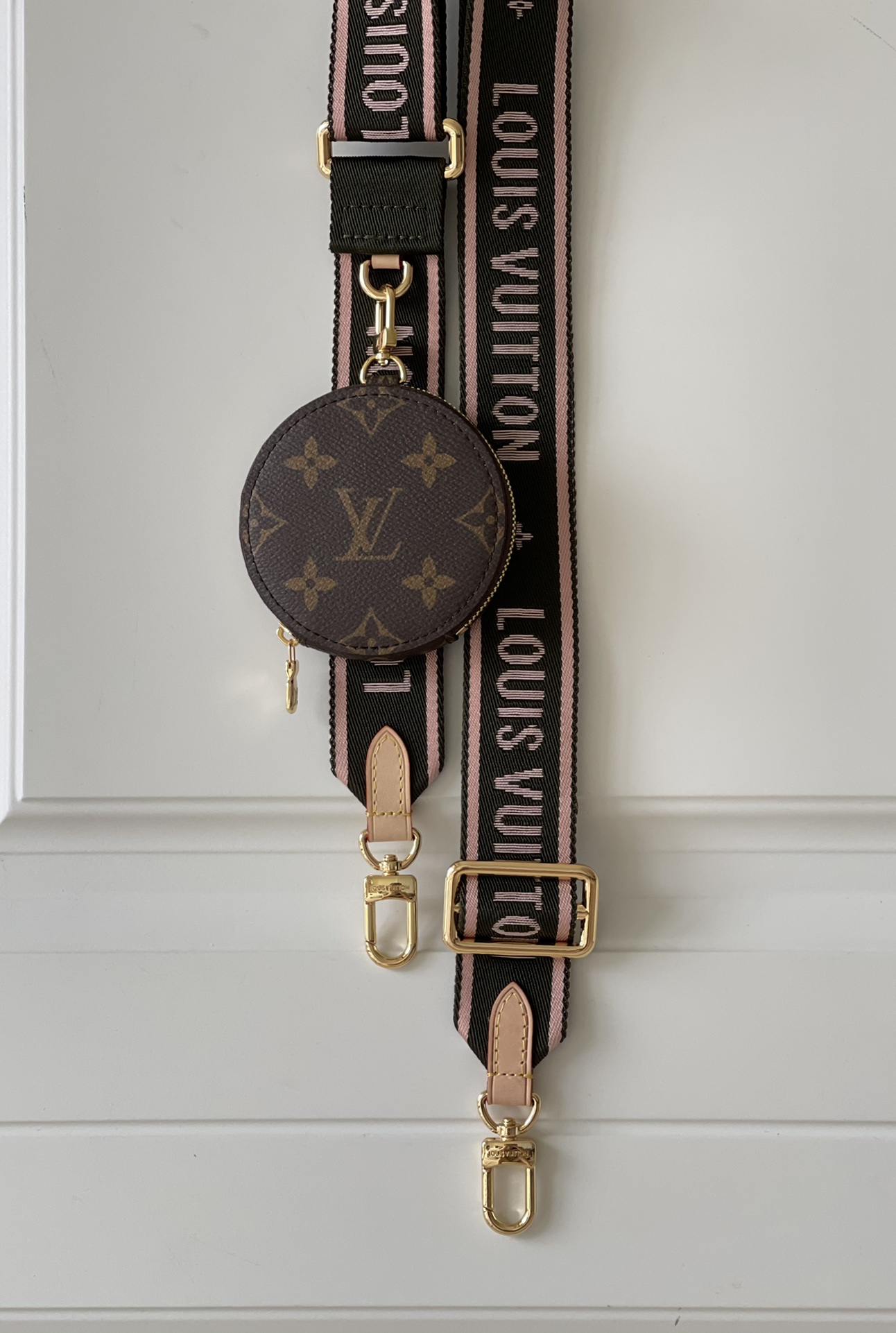 NO:397402,[Exclusive real photo M44813 pink green shoulder strap] This shoulder strap is made of wear-resistant jacquard nylon, showing its identity with the woven brand logo, and also has the Monogram canvas round coin wallet to provide various portability for any Louis Vuitton handbag. Size 111 x 4 x 0.2 cm v.,LV [original leather],louis vuitton,louis vuitton,wallets19860909【独家实拍M44813粉绿肩带】本款肩带取材耐磨提花尼龙,以梭织品牌标识展露身份,另有 Monogram 帆布圆形零钱包增添功能,可为任意路易威登手袋实现多样背携方式.尺寸111 x 4 x 0.2 厘米 v.,LV【原厂皮】,louis vuitton,louis vuitton,wallets,Bag