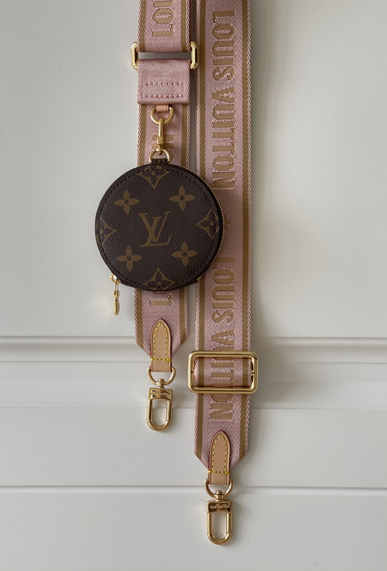 NO:397405,[Exclusive real photo M44813 pink shoulder strap] This shoulder strap is made of wear-resistant jacquard nylon, showing its identity with the woven brand logo, and also has the Monogram canvas round coin wallet to provide various portability for any Louis Vuitton handbag. Size 111 x 4 x 0.2 cm v.,LV [original leather],louis vuitton,louis vuitton,wallets19860909【独家实拍M44813粉肩带】本款肩带取材耐磨提花尼龙,以梭织品牌标识展露身份,另有 Monogram 帆布圆形零钱包增添功能,可为任意路易威登手袋实现多样背携方式.尺寸111 x 4 x 0.2 厘米 v.,LV【原厂皮】,louis vuitton,louis vuitton,wallets,Bag