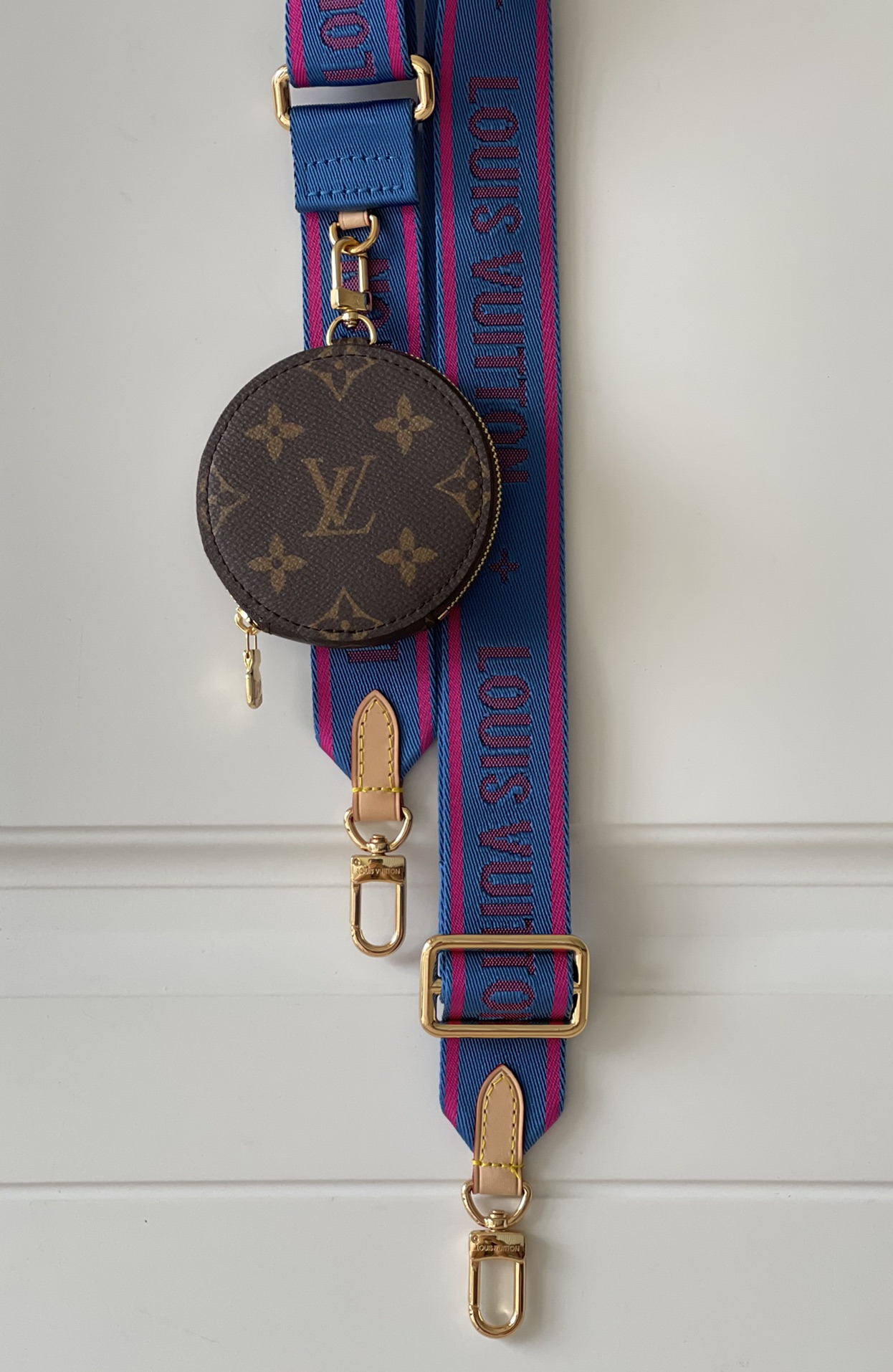 NO:397408,[Exclusive real photo M44813 blue shoulder strap] This shoulder strap is made of wear-resistant jacquard nylon, showing its identity with the woven brand logo, and also has the Monogram canvas round coin wallet to provide various portability for any Louis Vuitton handbag. Size 111 x 4 x 0.2 cm v.,LV [original leather],louis vuitton,louis vuitton,wallets19860909【独家实拍M44813蓝肩带】本款肩带取材耐磨提花尼龙,以梭织品牌标识展露身份,另有 Monogram 帆布圆形零钱包增添功能,可为任意路易威登手袋实现多样背携方式.尺寸111 x 4 x 0.2 厘米 v.,LV【原厂皮】,louis vuitton,louis vuitton,wallets,Bag