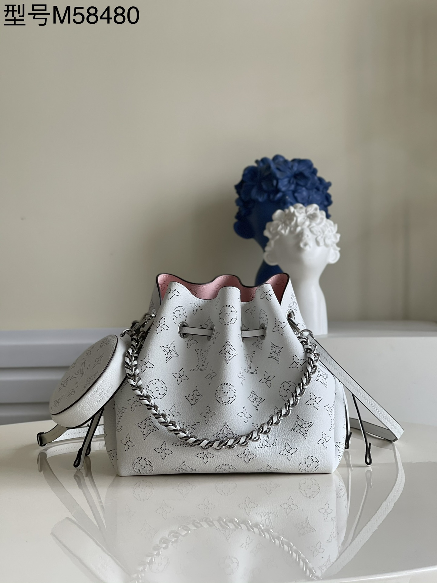 NO:397391,【Exclusive real photo M58480 white】M57201 M57060 BELLA handbag Bella bucket bag uses Monogram flower-perforated calf leather to create a compact configuration, m57201 full-leather punched woven chain small round box drawstring bucket buns oo[handshake][handshake] and then make the same pattern live in a pocket proportion of round coin wallets, full of modern style. Metal and leather woven handles and removable leather shoulder straps achieve multiple carrying methods. Detailed features 19 x 22 x 14 cm q.,LV [original leather],louis vuitton,wallets,cowhide19860909【独家实拍M58480白】M57201 M57060 BELLA 手袋Bella 水桶包采用 Monogram 镂花穿孔小牛皮塑造小巧构型,m57201全皮冲孔编织链条小圆盒拉绳水桶包菜篮子oo[握手][握手]再令相同图案以袖珍比例栖身圆形零钱包,洋溢摩登风尚.金属与皮革编织手柄和可拆卸皮革肩带实现多种背携方式.详细特征19 x 22 x 14 厘米 q.,LV【原厂皮】,louis vuitton,wallets,cowhide,Bag