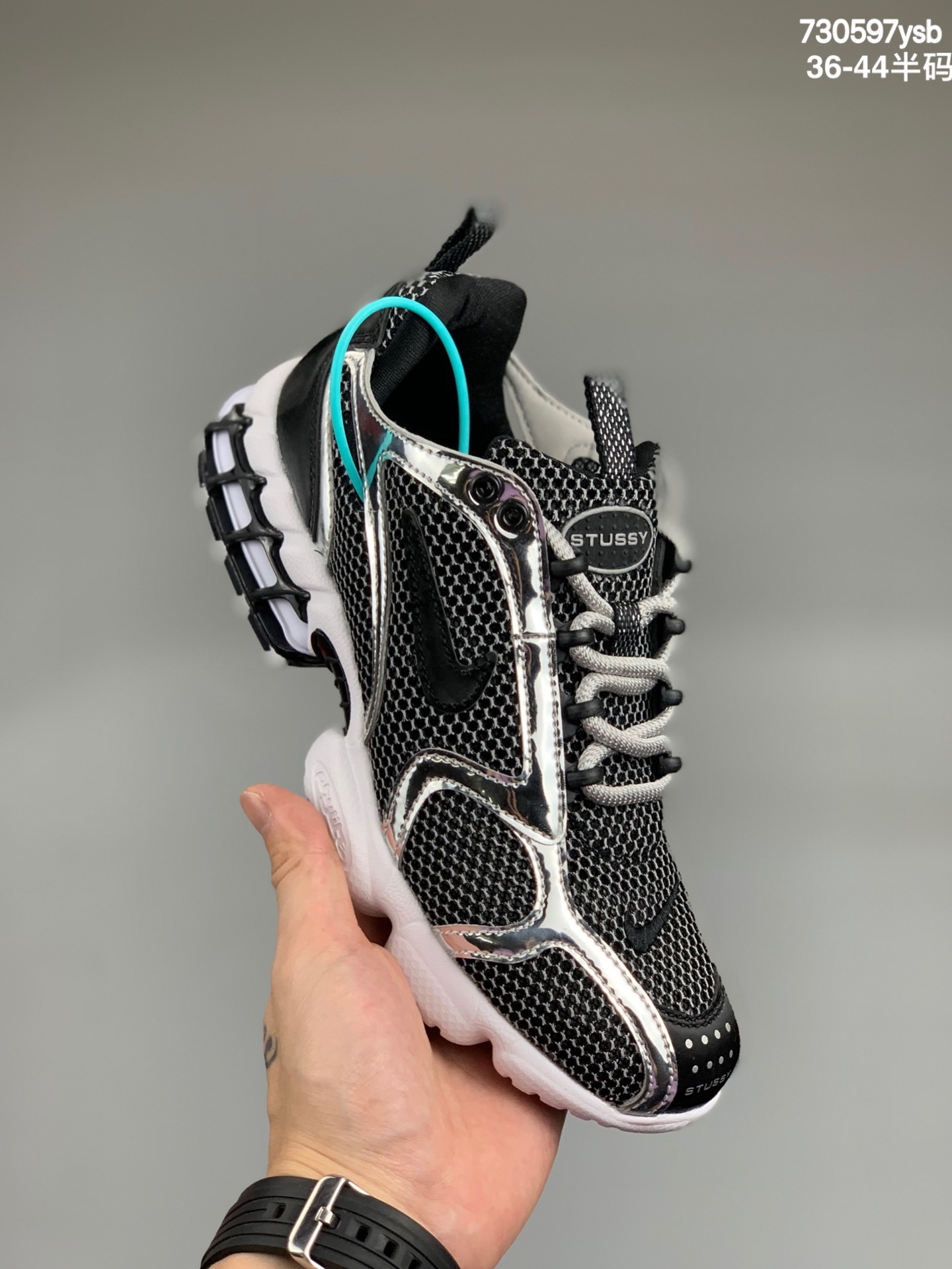 
Stussy斯图西 x Nike Air Zoom Spiridon Caged 2斯皮里东牢笼2代系列复古休闲运动慢跑鞋. 采用全工艺棉麻布及网眼布透气材质#后掌气垫嵌入Zoom气垫装置这鞋得细品，美国元祖街头潮牌货号：CQ5486 编码:730597ysb  尺码：36-44半码