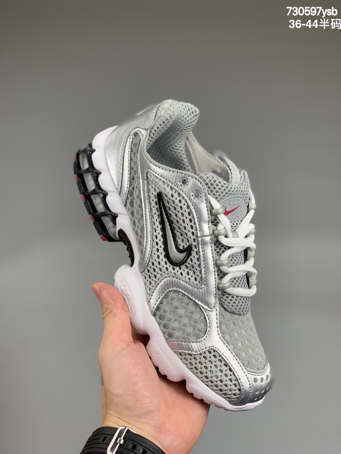 
Stussy斯图西 x Nike Air Zoom Spiridon Caged 2斯皮里东牢笼2代系列复古休闲运动慢跑鞋. 采用全工艺棉麻布及网眼布透气材质#后掌气垫嵌入Zoom气垫装置这鞋得细品，美国元祖街头潮牌货号：CQ5486 编码:730597ysb  尺码：36-44半码