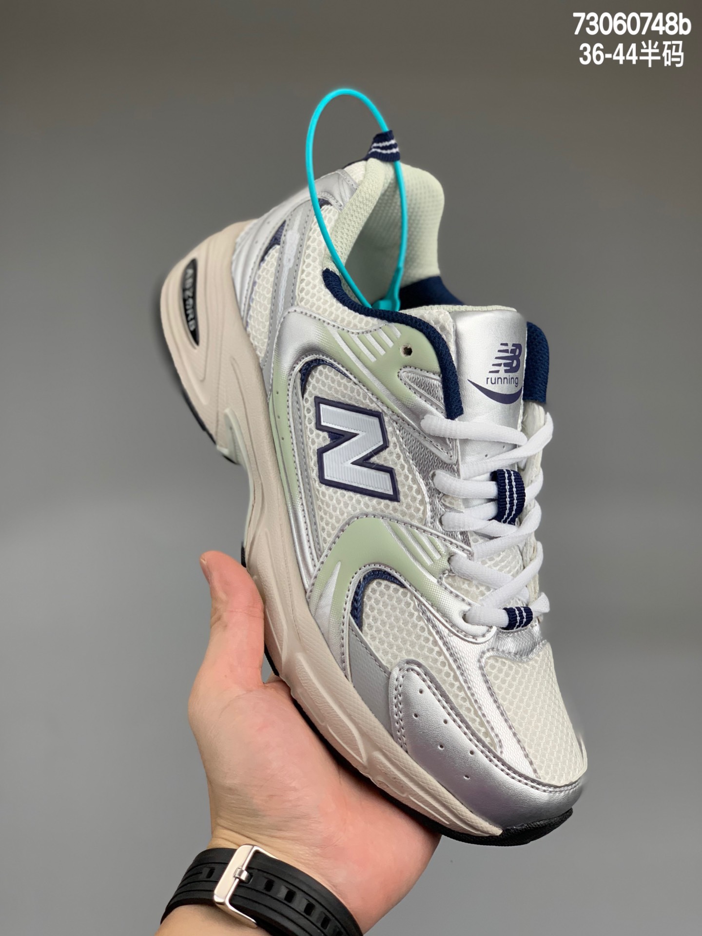 
小红书爆款新配色#New Balance NB530 复古休闲慢跑鞋 采用原厂材料和胶水质感无敌SWSIZE：36 36.5 37 37.5 38 38.5 39 40 40.5 41.5 42 42.5 43 44
编码：73060748b