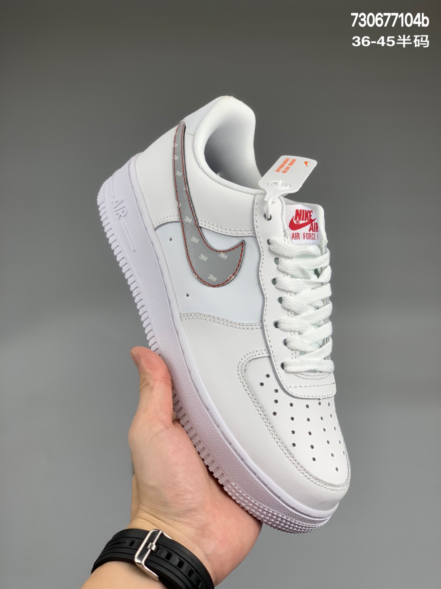 
Air Force 1 ’07 头原纸板 纯正空军版型专注外贸渠道 全掌内置蜂窝气垫 #原盒配件 原厂中底钢印、拉帮完美   官方货号：CT2296-100SIZE：36-45半编码：730677104b