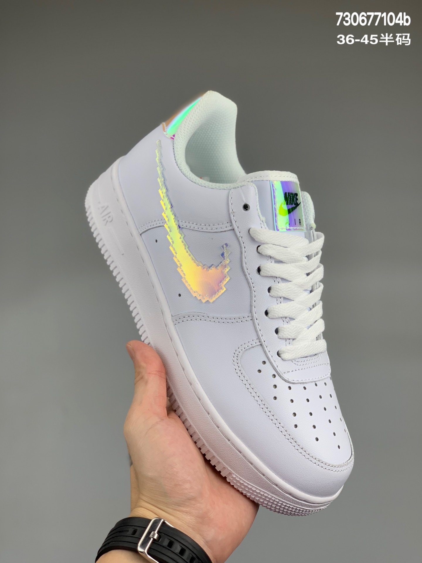 
Air Force 1 ’07 头原纸板 纯正空军版型专注外贸渠道 全掌内置蜂窝气垫 #原盒配件 原厂中底钢印、拉帮完美   官方货号：CT2296-100SIZE：36-45半编码：730677104b