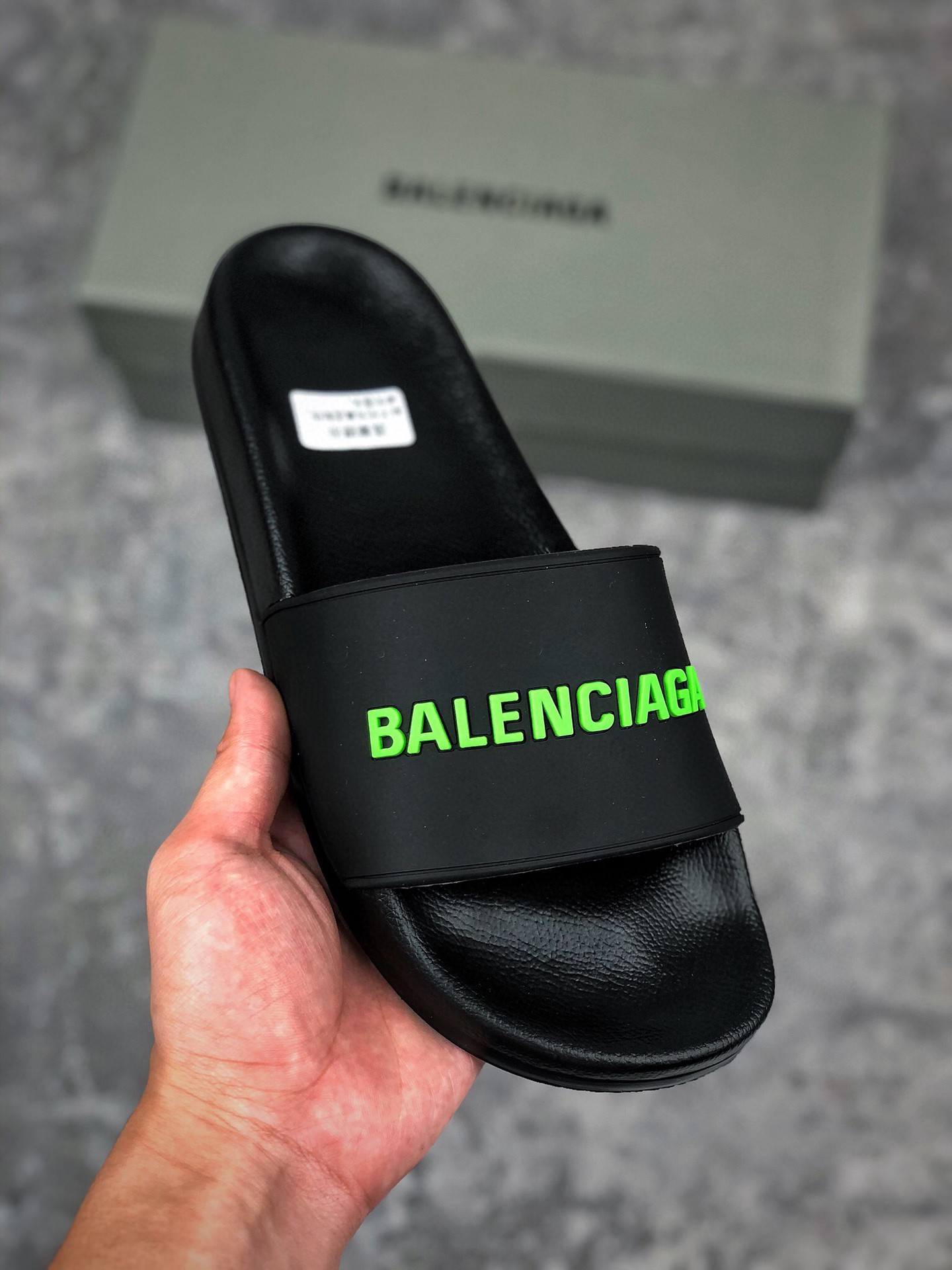 集合图
福利特价
 支持放店
Balenciaga 巴黎世家拖鞋 
原鞋购入开发 官方正确版 
原装级头层牛皮  1:1裁剪 
鞋面3D打印logo 凹凸感明显 原版一致细节
尺码：35-45