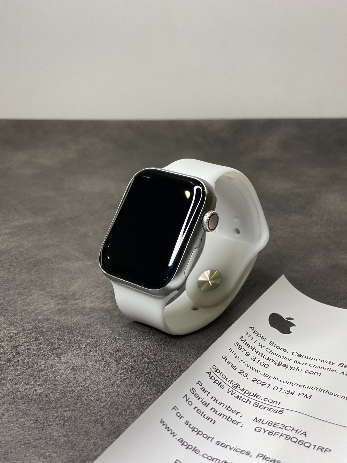 8月最新款‼️本地放💰200
ln毒版#苹果Apple Watch 6 智能手表
苹果6代智能手表 市面最新正确版本
全尺寸高清屏幕 黑边跟正品一样窄 真正原装
重金独家开模 铝合金机身 侧面双按键 同步正品
外包装跟正品一样尺寸 外观完全一比一
底部带防伪标 序列号可在苹果官网查保修‼️
带GPS定位功能 连接后可在手机上查找定位
电池升级+高阶低功耗芯片 待机时间可用一周
带无线充电功能 放上即可充电 省去充电插孔的繁杂
分屏UI系统 可以连接苹果或安卓手机操作!
多种运动 健康检测功能 心跳 心率 血压 呼吸等10余种健康管理功能,可连接手机APP上操作使用
正品有的功能基本都有 能够满足日常需求
上手可慢慢研究 绝对物超所值‼️
退换条件:机身不磨损屏幕膜不撕可退换 保修三个月