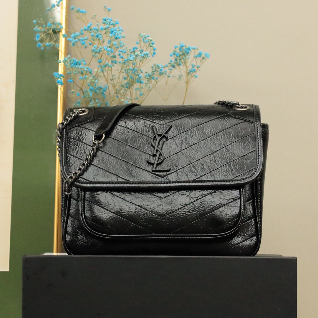 YSL圣罗兰Niki邮差包💰220 早已成为明星/网红们最爱的包包.低调却超显气质.优雅高贵拥有无穷魅力.时尚感极强.绗缝褶皱小牛皮.柔软质感.双层收纳空间.单肩/斜挎百搭各种服饰. 大号:28*20*8.5cm 小号:21*16*7.5cm