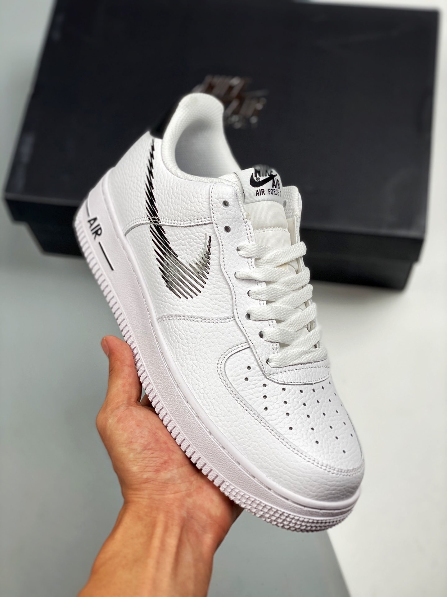 Air Force 1 blanco y negro línea quebrada, horma y plantilla originales, estilo auténtico de Air Force, enfocado en can…