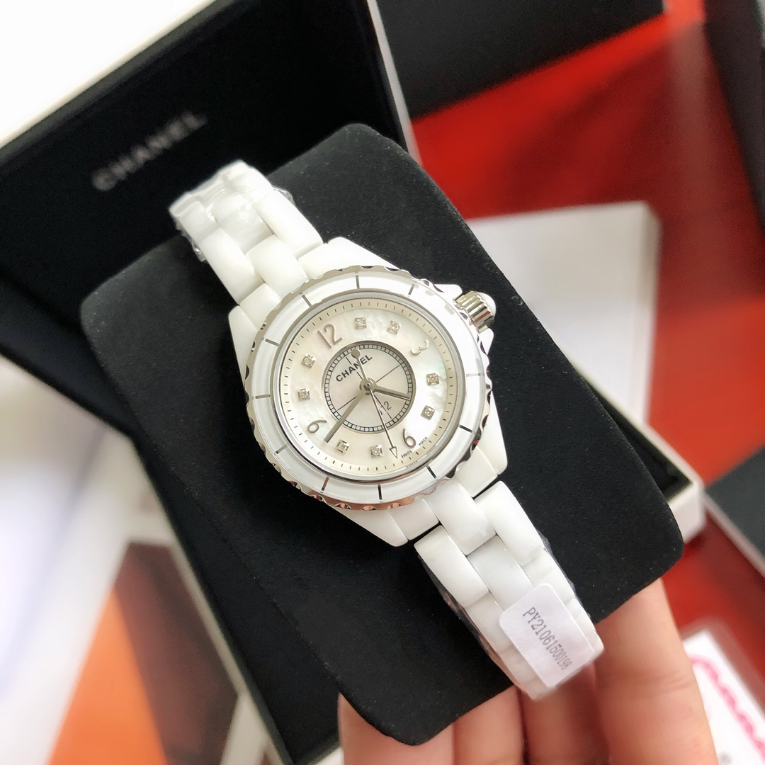 Chanel J12 Series: Elegant Swiss Watch with High-Tech Ceramics and Diamonds - 图片 3