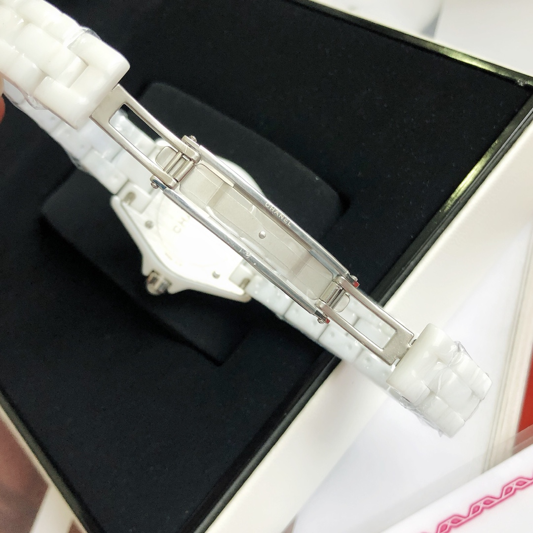 Chanel J12 Series: Elegant Swiss Watch with High-Tech Ceramics and Diamonds - 图片 7