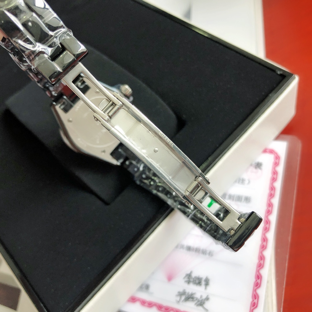 Chanel J12 Series: Luxury Swiss Watch with High-Tech Ceramics and Diamonds - 图片 8
