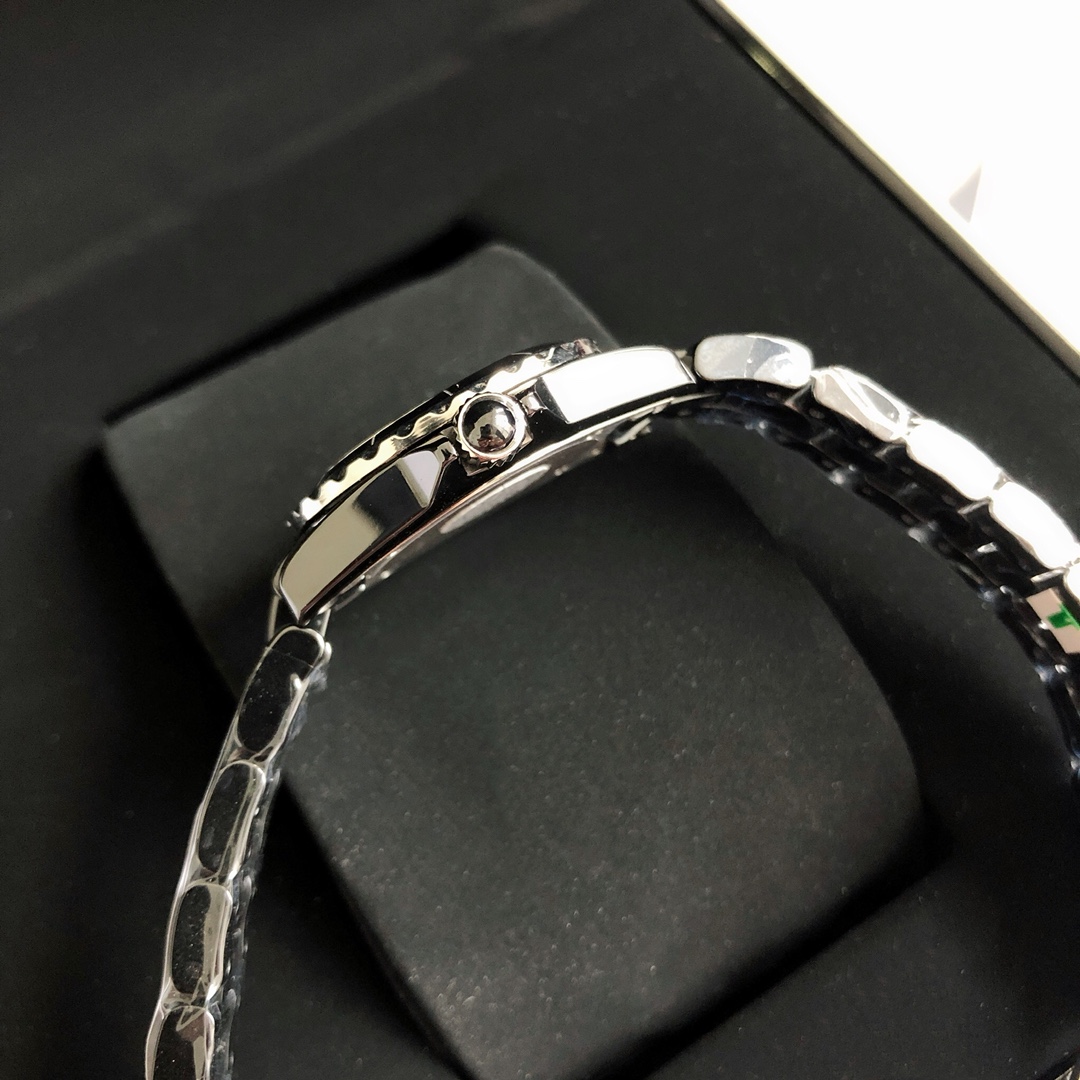Chanel J12 Series: Luxury Swiss Watch with High-Tech Ceramics and Diamonds - 图片 6
