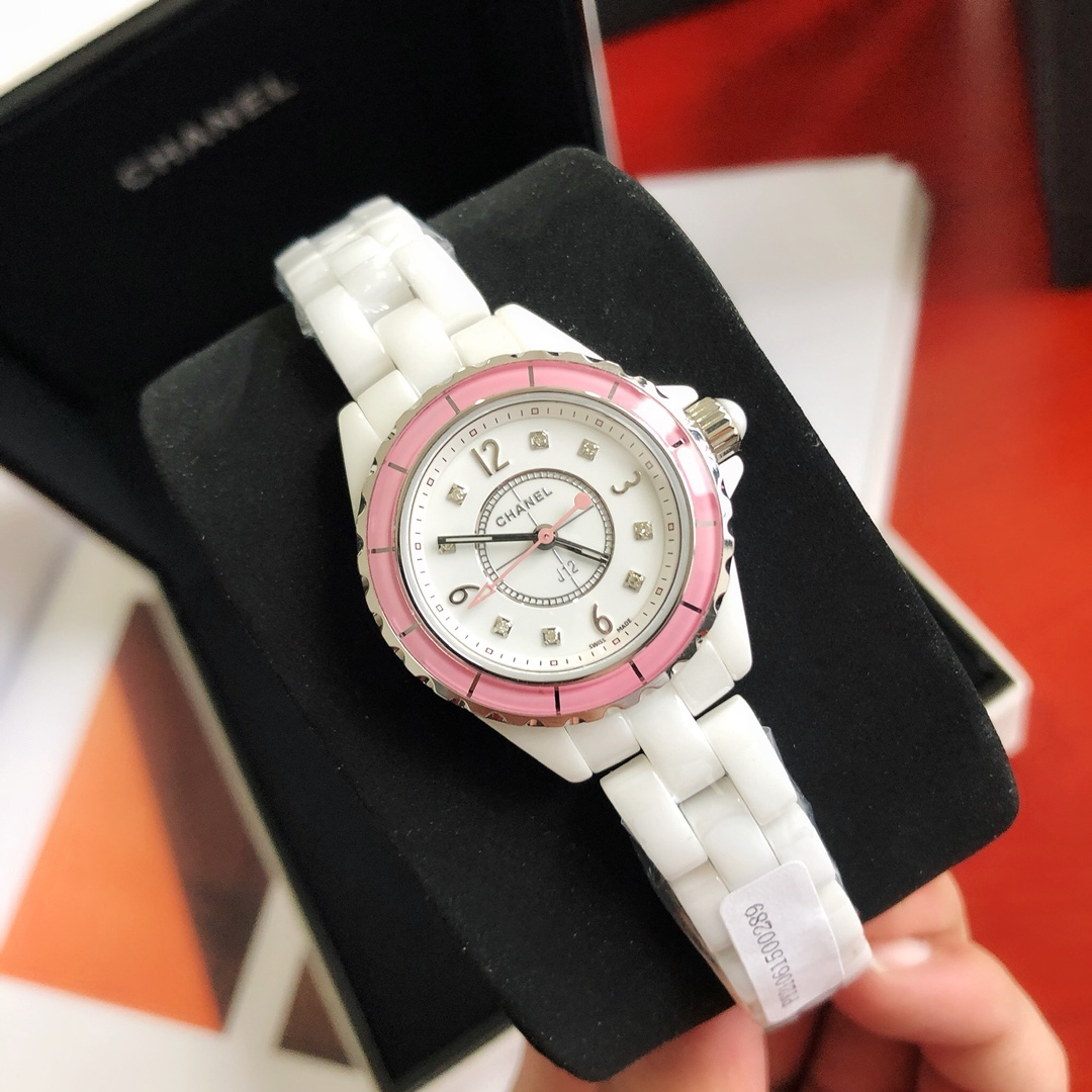 Chanel J12 Series: Luxury Swiss Watch with Sophisticated Design and High-Tech Features - 图片 3